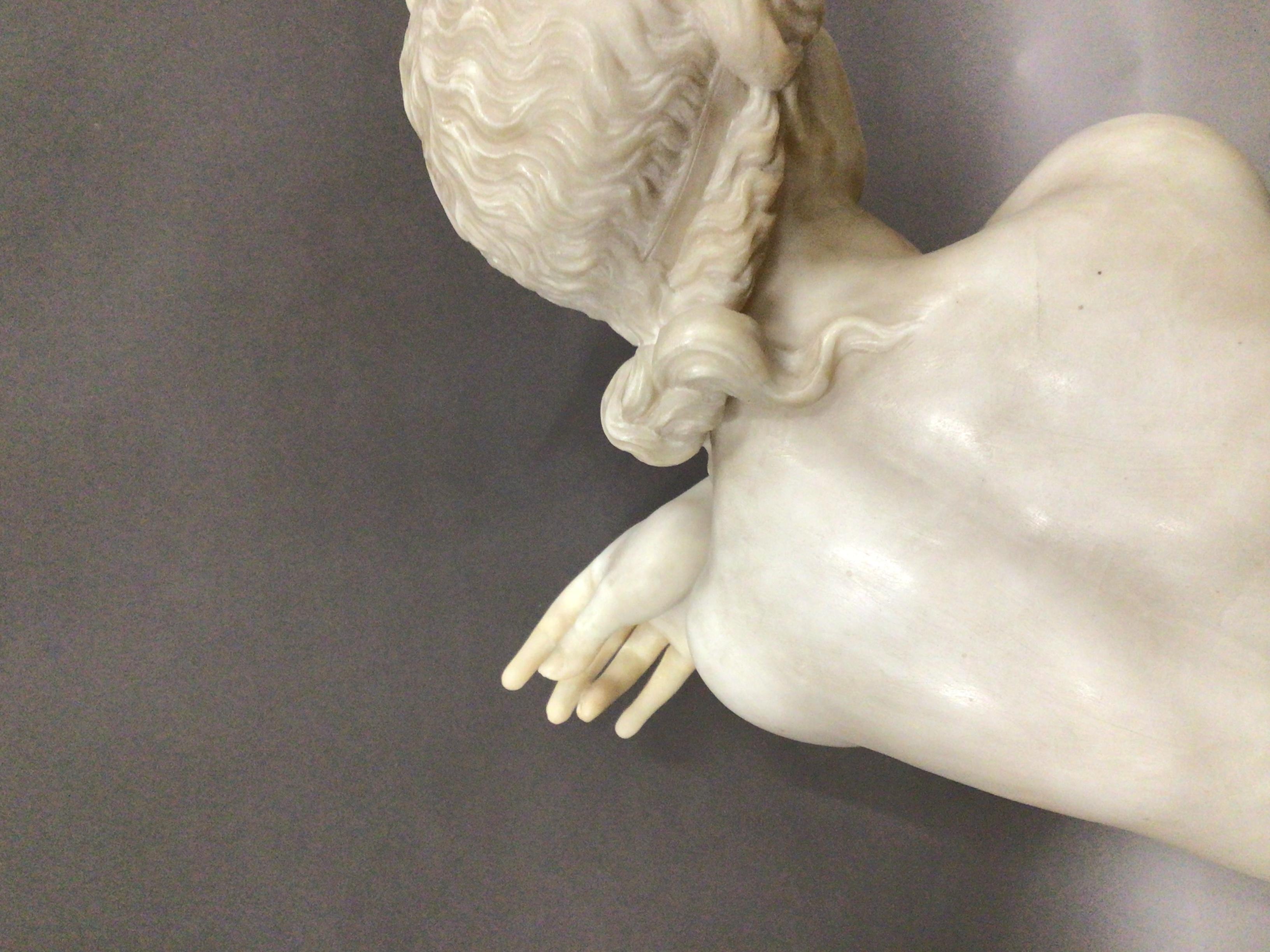 Début C19th Grande figure en marbre de Vénus accroupie en vente 3