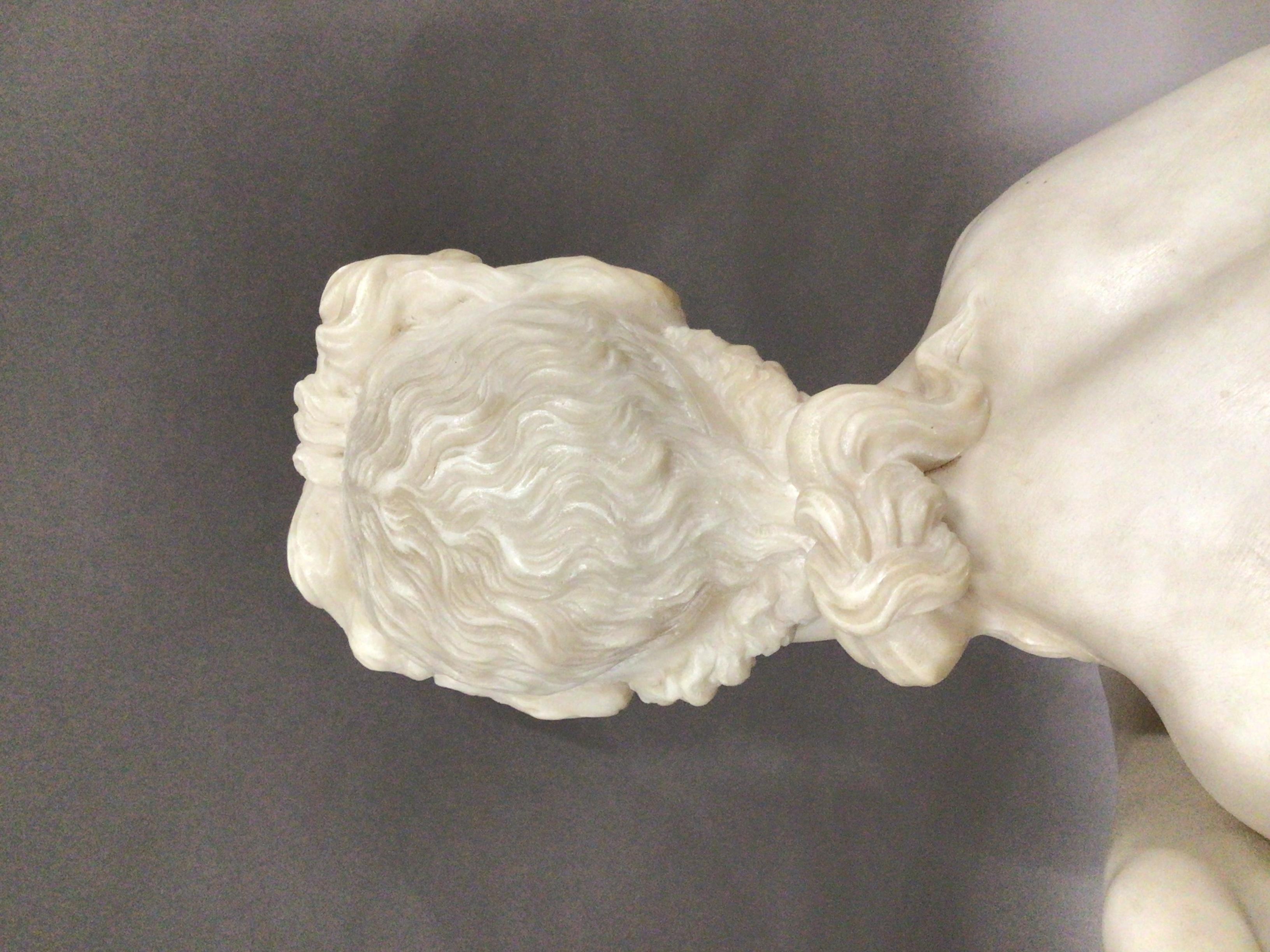 Début C19th Grande figure en marbre de Vénus accroupie en vente 5