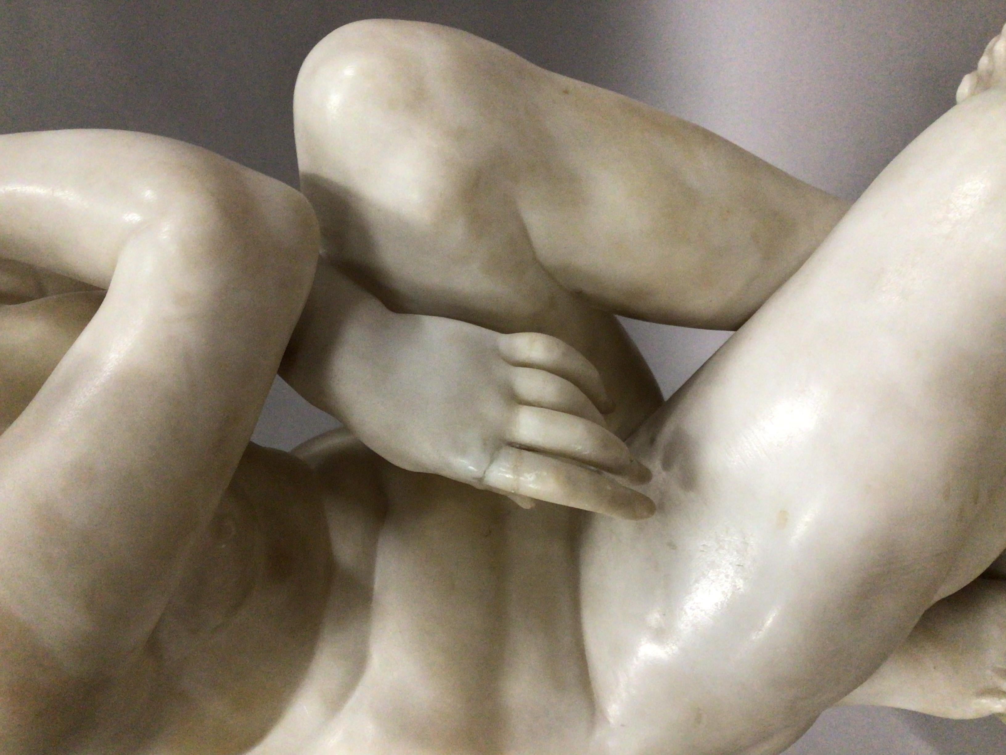Début C19th Grande figure en marbre de Vénus accroupie en vente 7