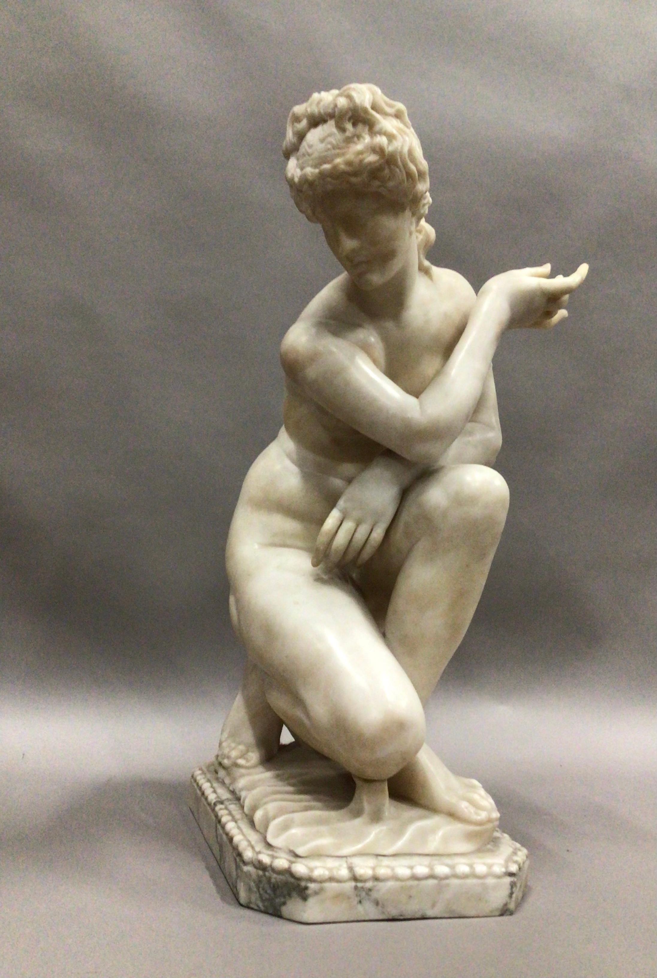 Début C19th Grande figure en marbre de Vénus accroupie en vente 9