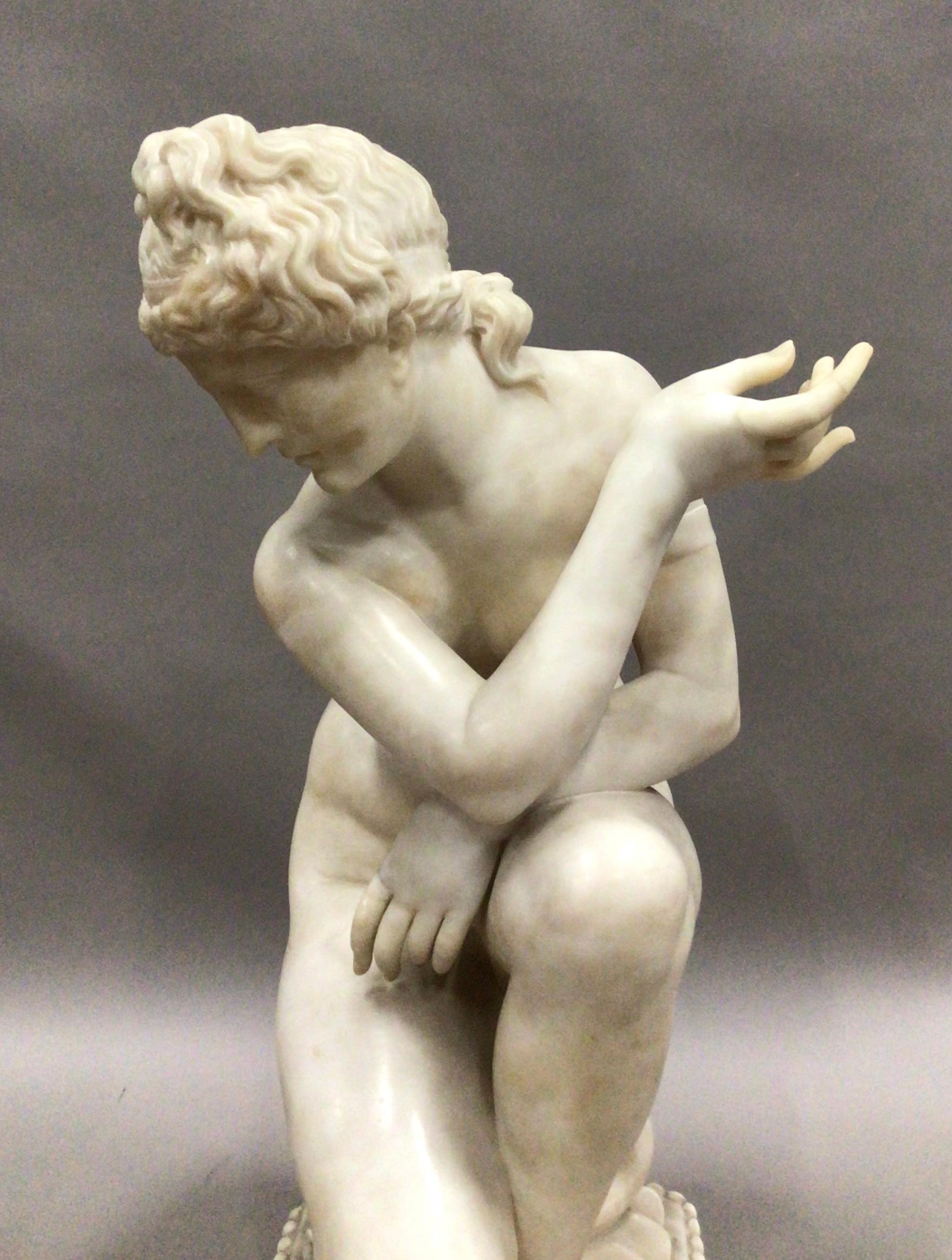 Début C19th Grande figure en marbre de Vénus accroupie en vente 11
