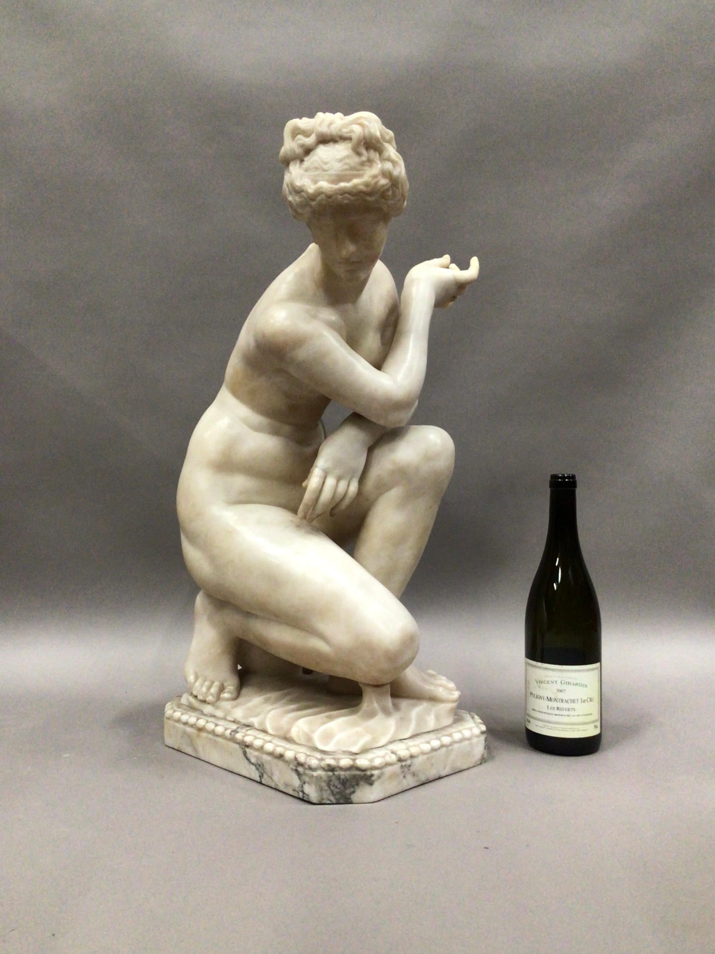 Début C19th Grande figure en marbre de Vénus accroupie en vente 12
