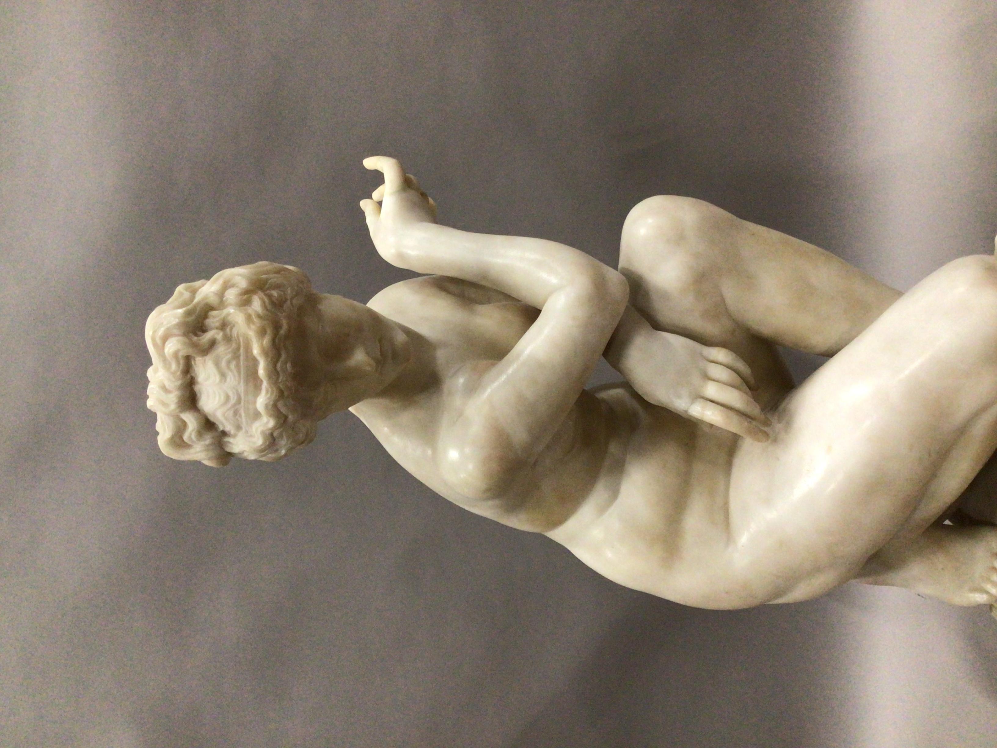 Superbe sculpture en marbre du début du 19e siècle représentant la Vénus accroupie, de bonne taille. La déesse nue est à demi agenouillée sur une base naturaliste intégrale, les bras croisés devant elle pour dissimuler sa nudité, la tête tournée