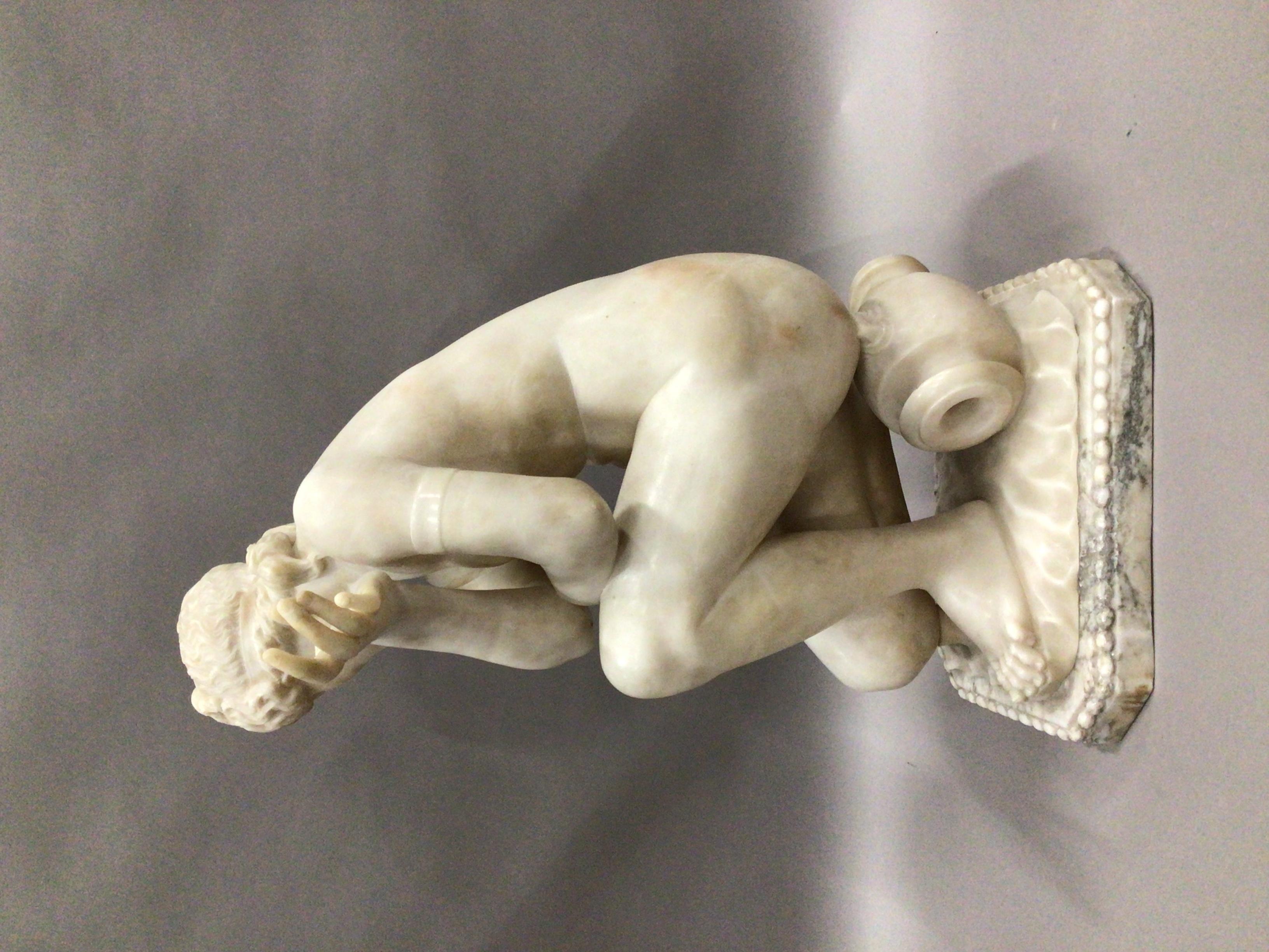 Début C19th Grande figure en marbre de Vénus accroupie en vente 2