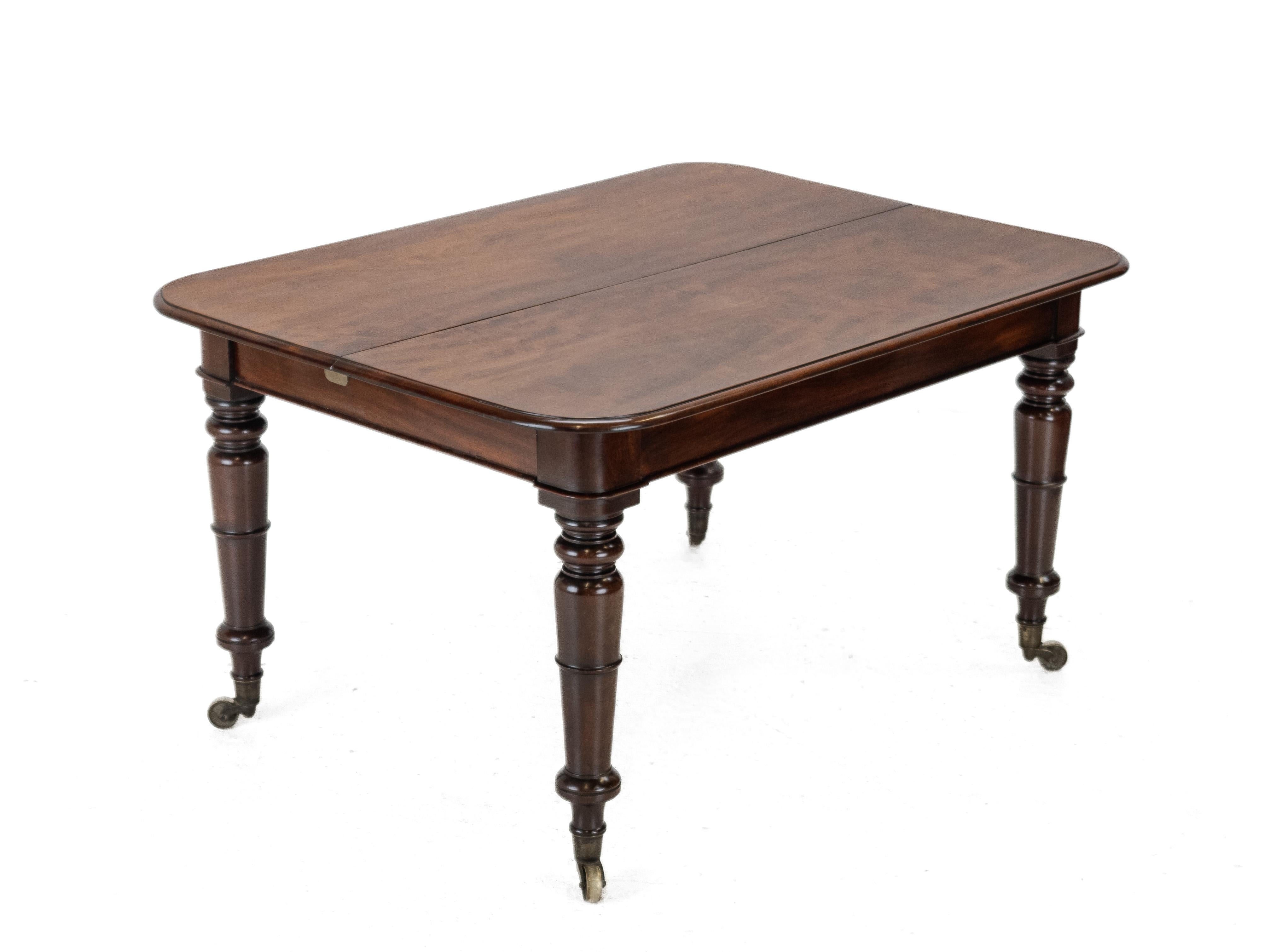 Tavolo da pranzo allungabile in mogano di epoca Regency, CIRCA 1820

Un raffinato tavolo da pranzo allungabile in mogano del periodo Regency dei primi del XIX secolo, di piccole ed eleganti proporzioni. Realizzato in mogano massiccio di alta qualità