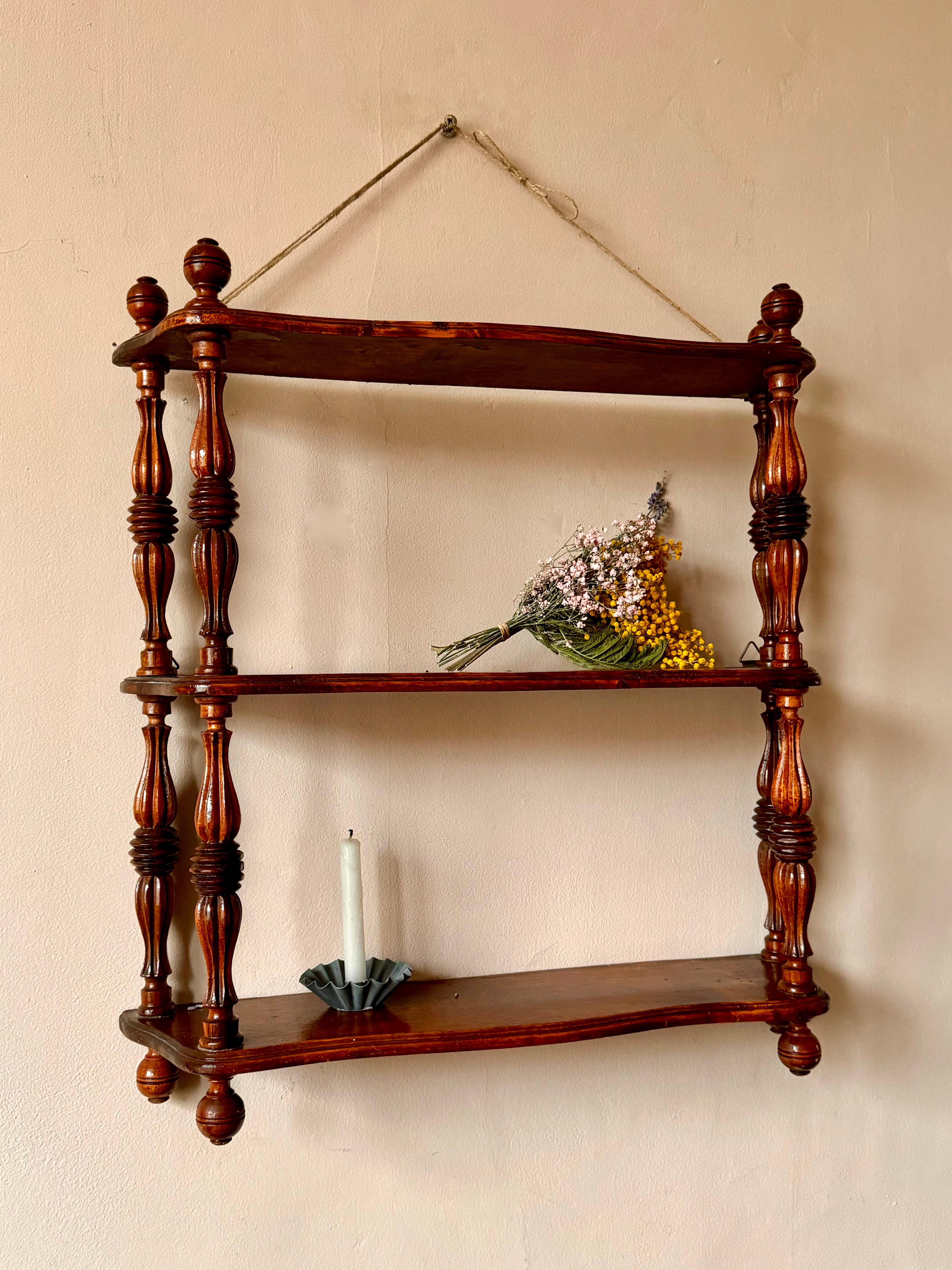 Early C20th French pine wall shelf.

Beautiful, petite pine shelf with turned uprights and finials. In excellent condition with very light wear. The shelf has been revarnished at some stage.
