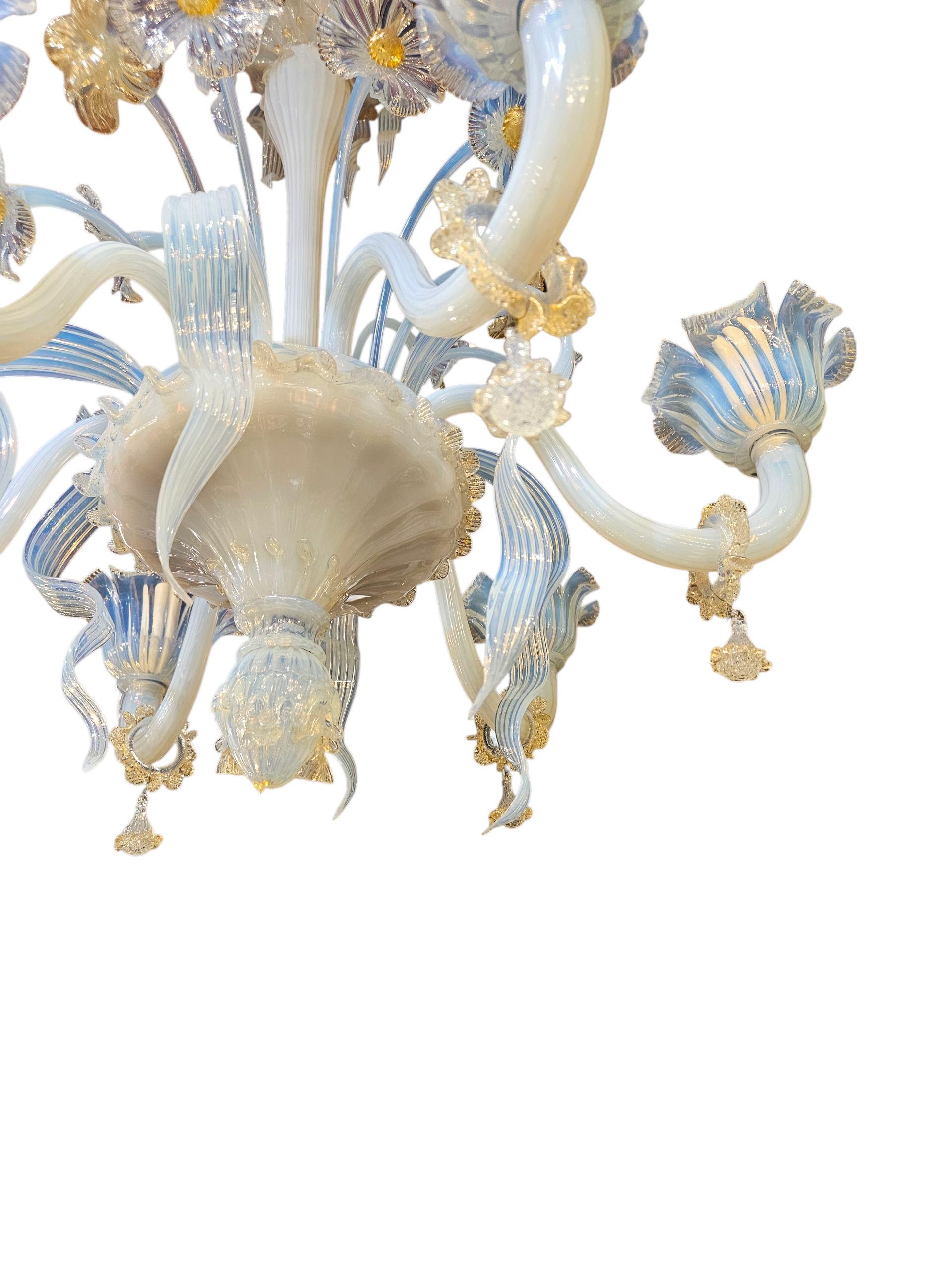 Un superbe lustre de Murano à six branches
Pièce traditionnelle de l'art italien du verre soufflé
Dates C1960s