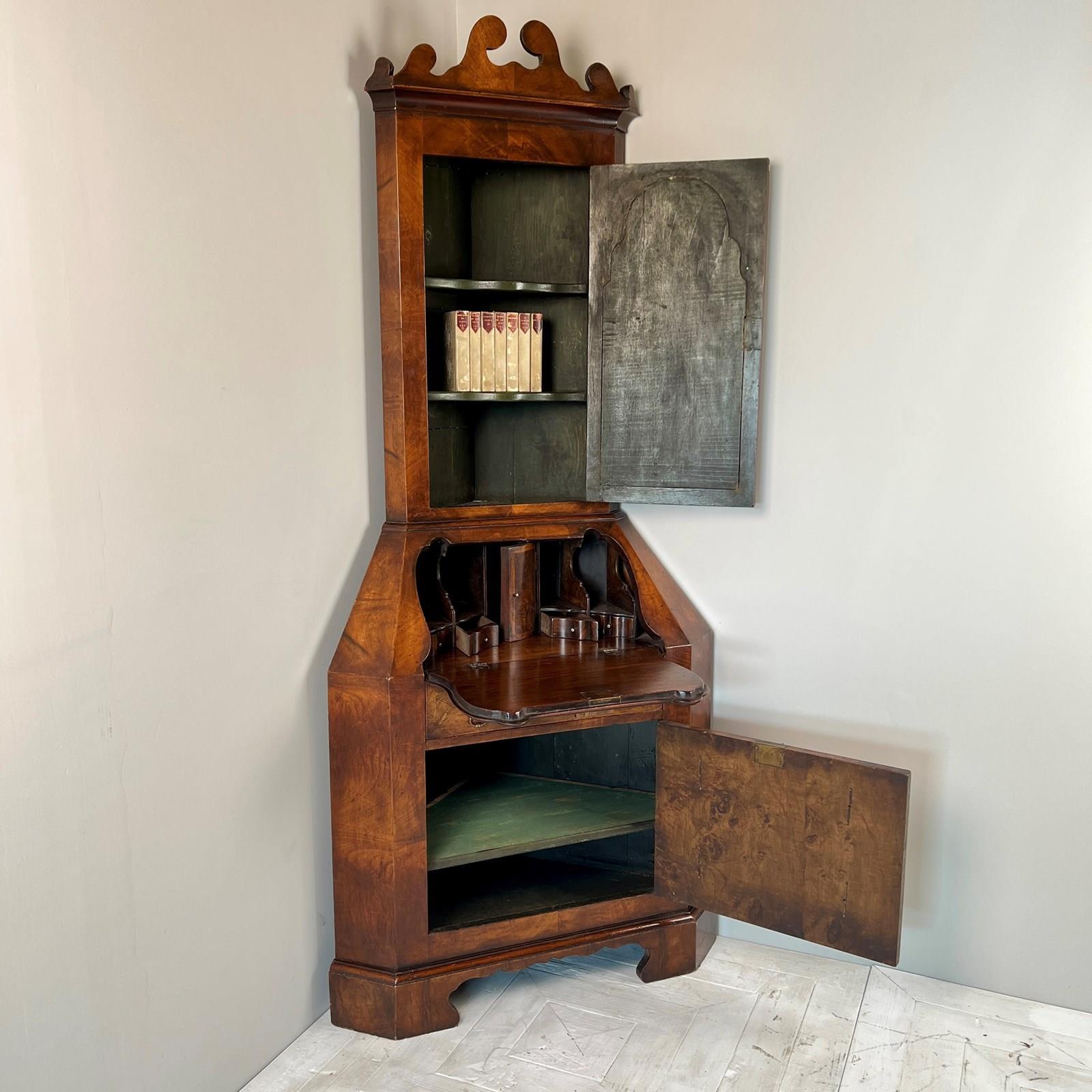 Early C20th Walnut Corner Bureau Bookcase In The Georgian Style In Good Condition In London, GB