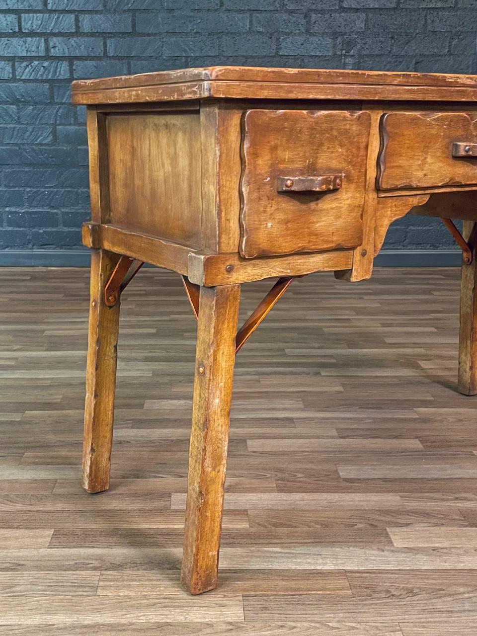 Ferro Scrivania in acero in stile ranch californiano Monterey Spanish in vendita