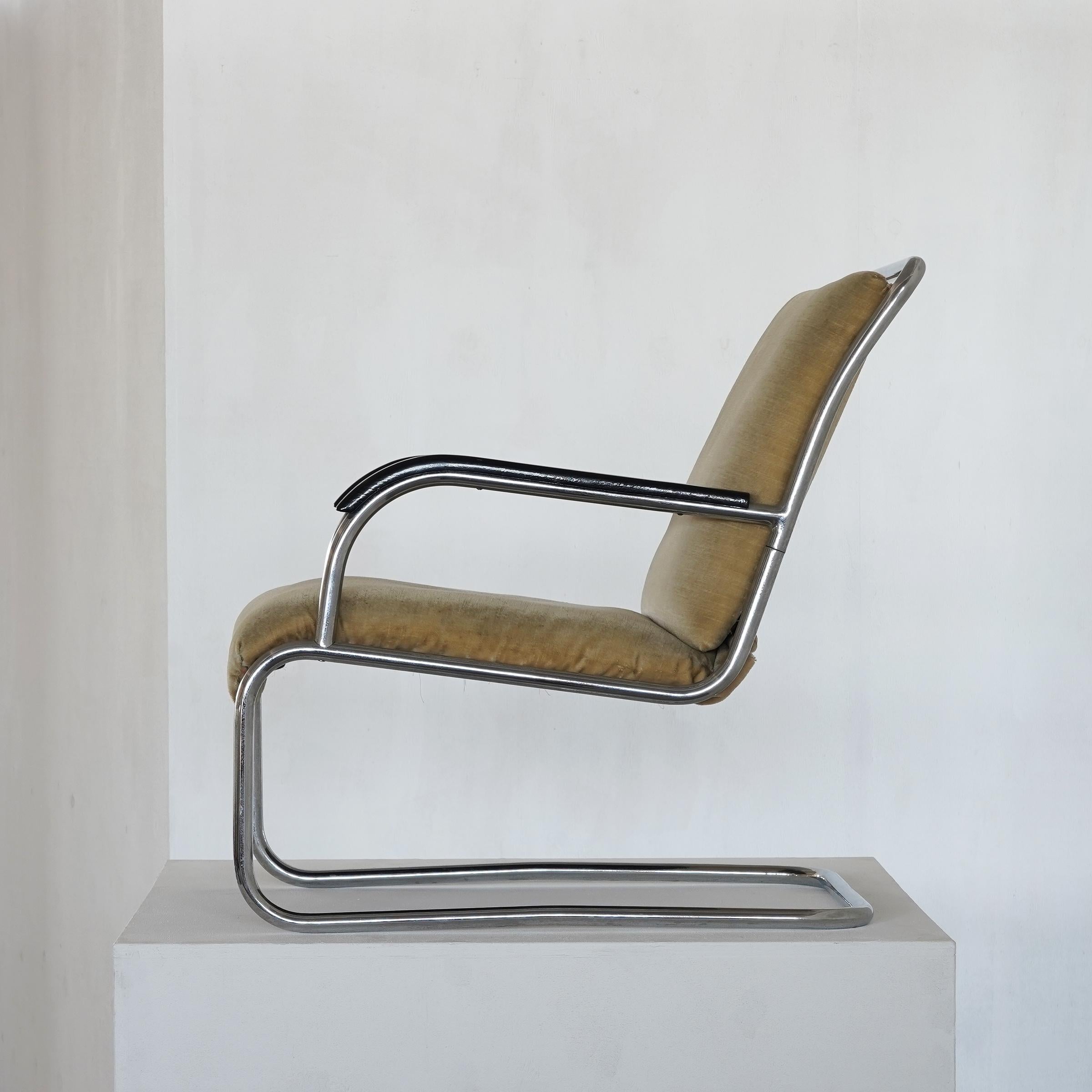 Very original and rare early cantilever chair by Paul Schuitema.

In the 1930’s this cantilever tubular design was very modern and due to that striking design it still is modern – even in 2020. This is a really beautifully aged original example of