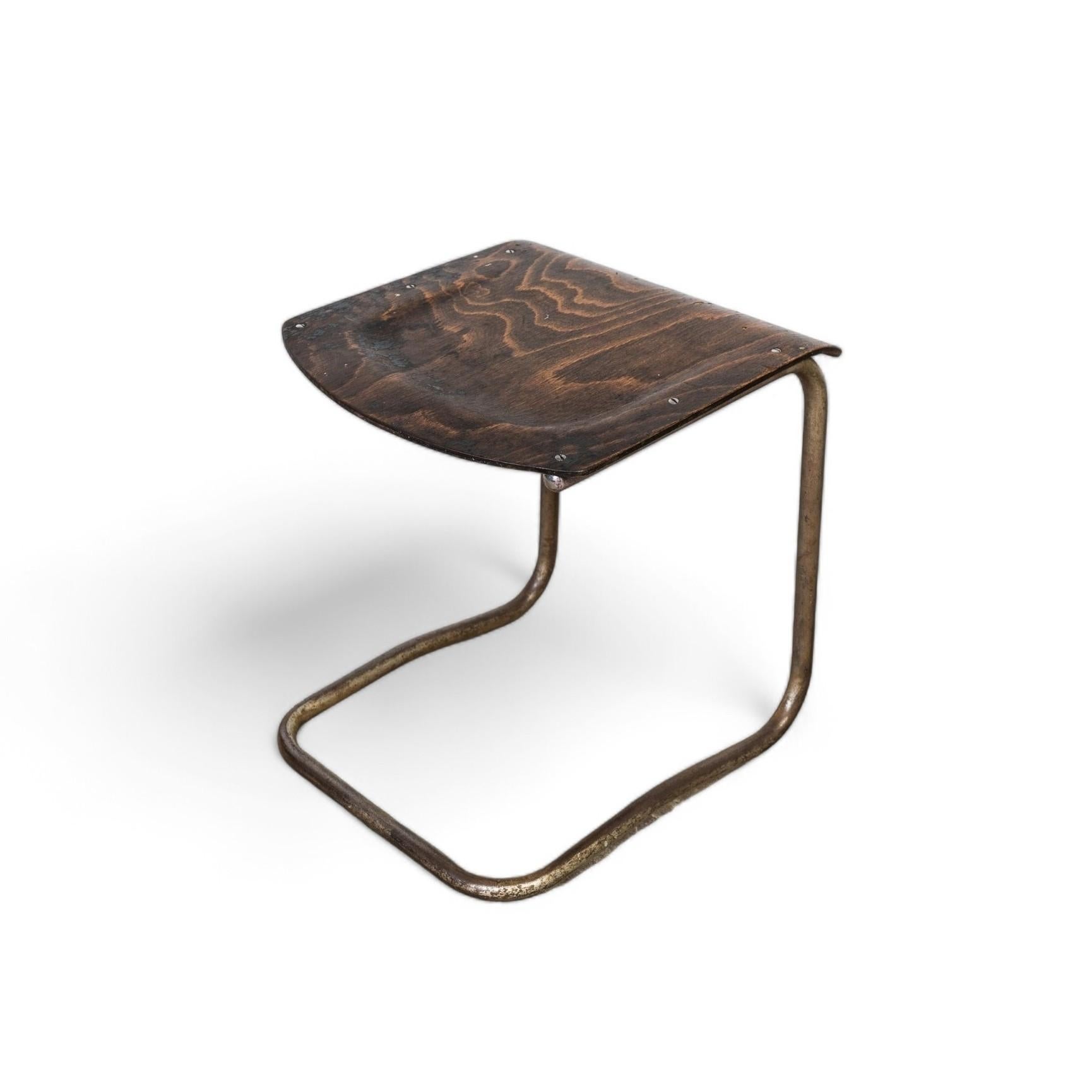 Tchèque Tabouret en acier tubulaire en porte-à-faux Mart Stam, années 1930 en vente