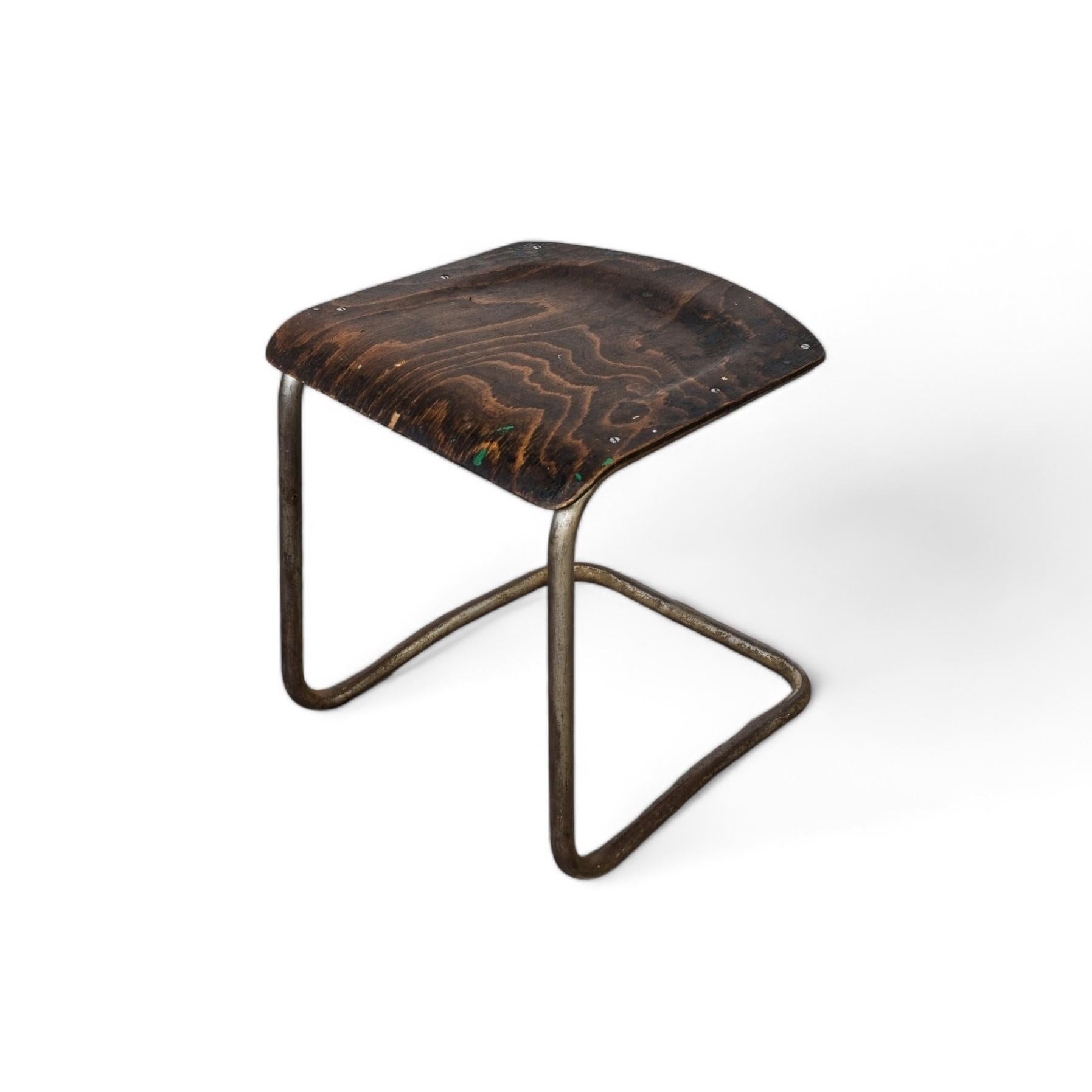 Tabouret en acier tubulaire en porte-à-faux Mart Stam, années 1930 Bon état - En vente à PRAHA 5, CZ