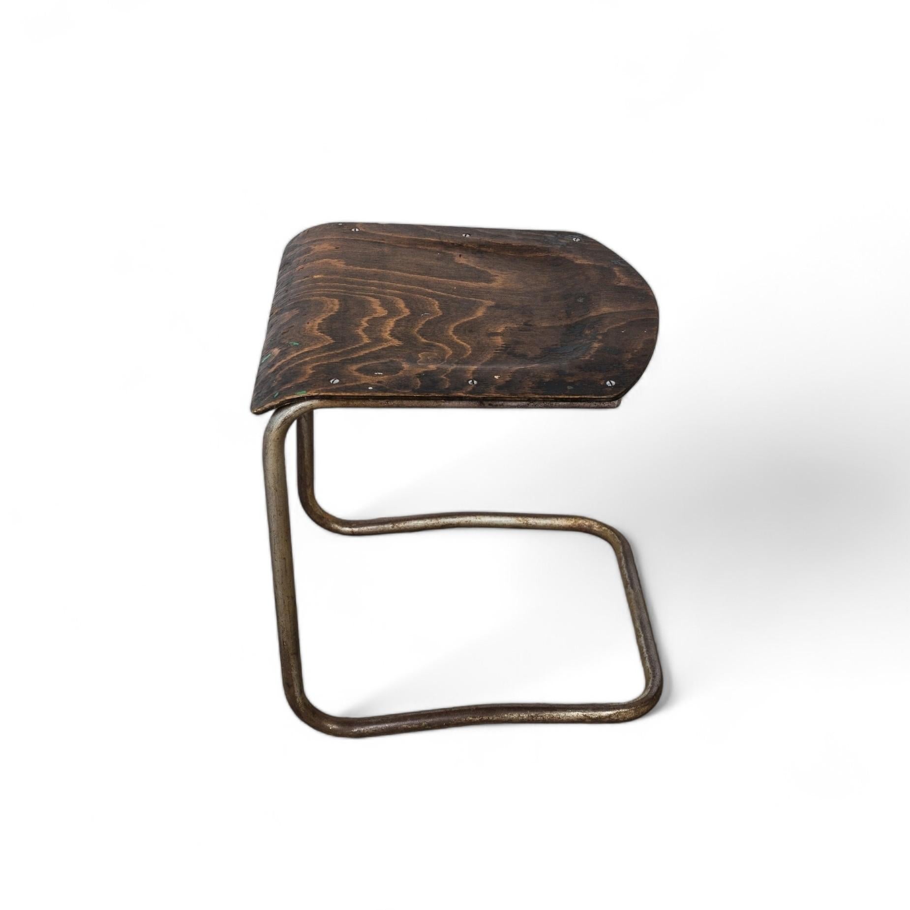 Milieu du XXe siècle Tabouret en acier tubulaire en porte-à-faux Mart Stam, années 1930 en vente
