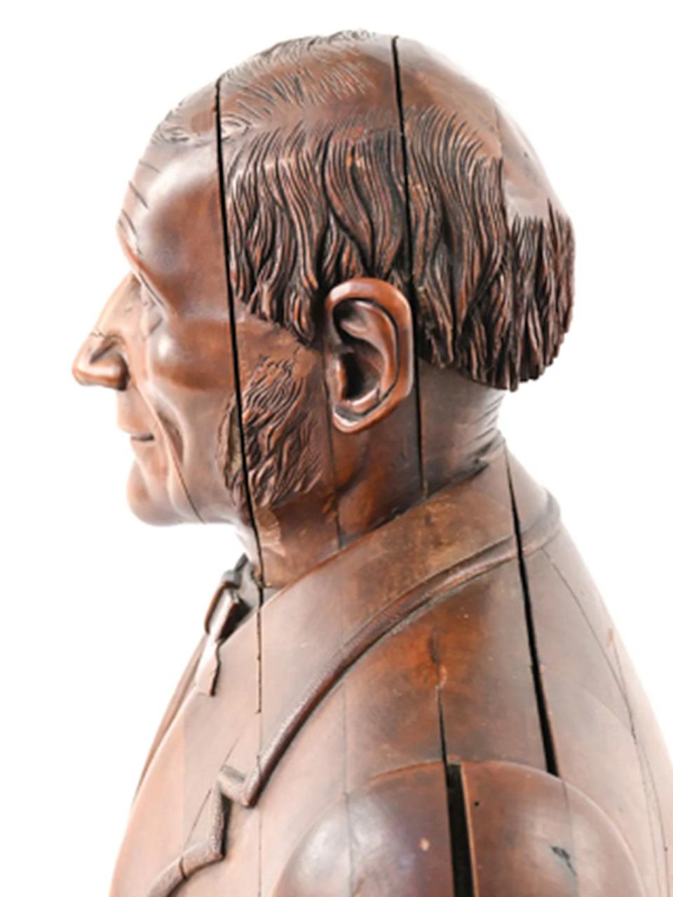 Américain Buste en bois d'art populaire sculpté précoce sur meuble de rangement à musique en vente