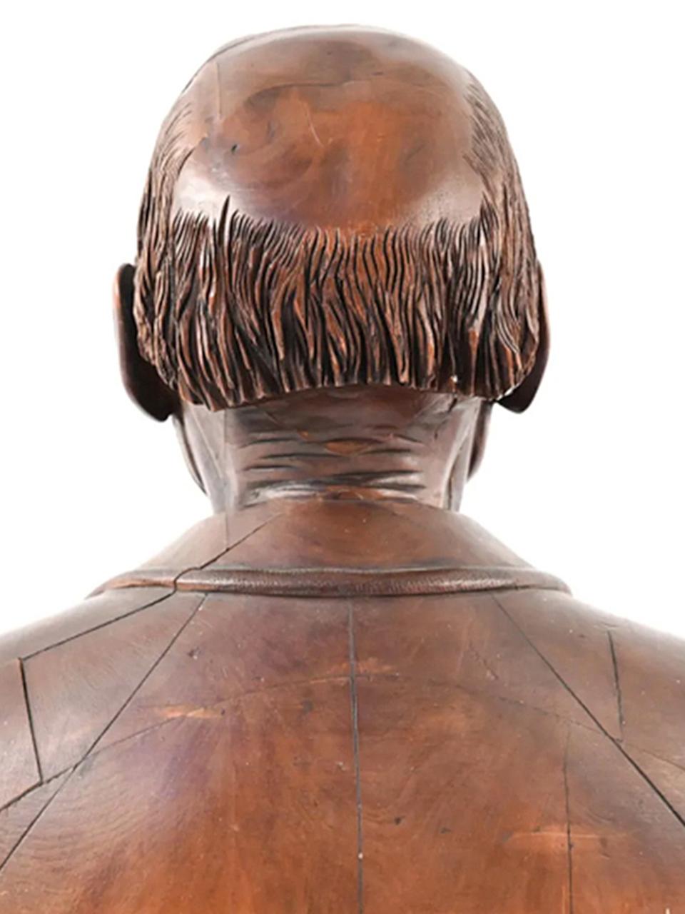 Buste en bois d'art populaire sculpté précoce sur meuble de rangement à musique Bon état - En vente à Peekskill, NY
