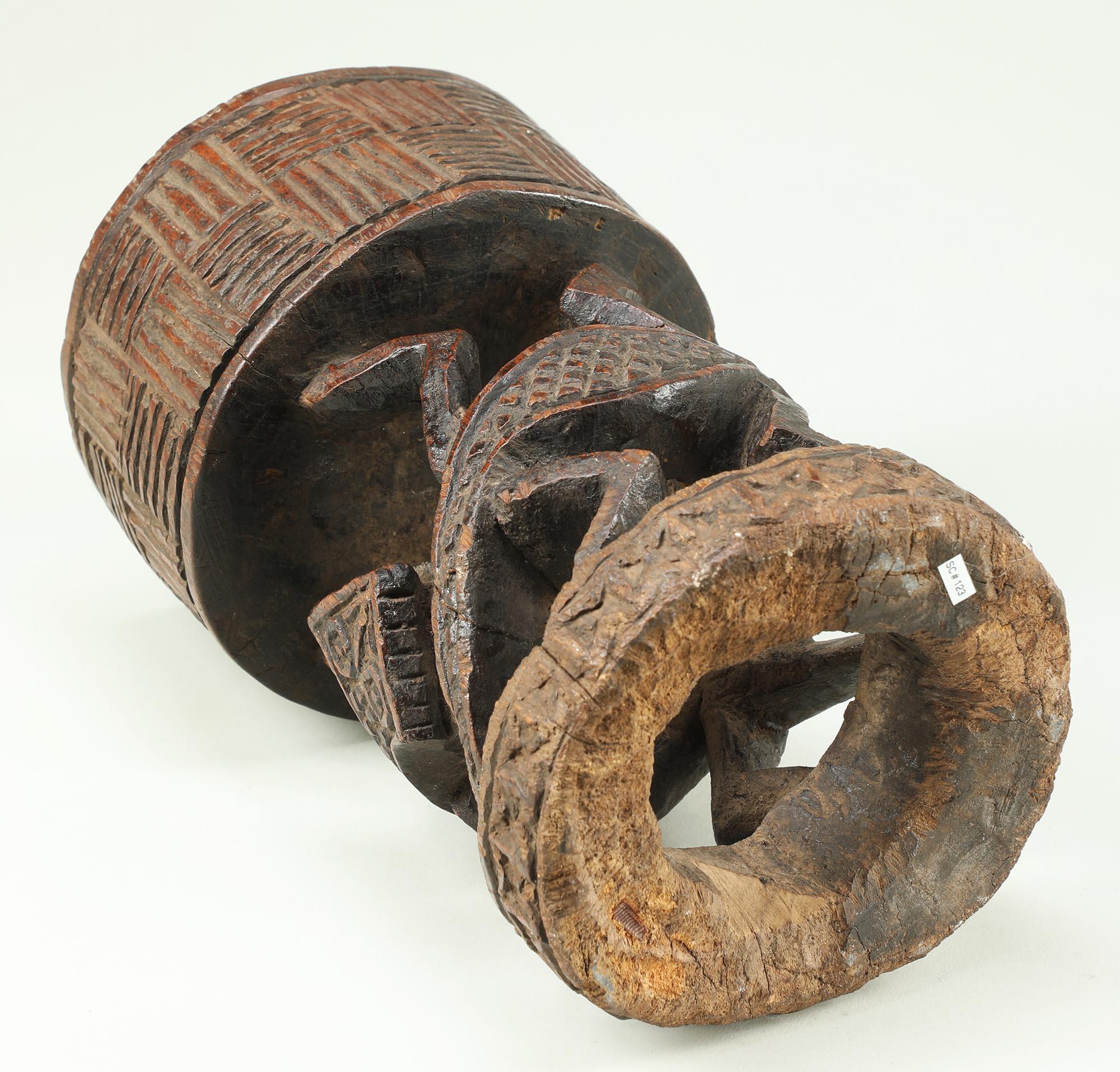 Frühe geschnitzte Zeremonienschale aus Holz Bamum oder Bafut mit Lizards aus Holz, Kamee 3