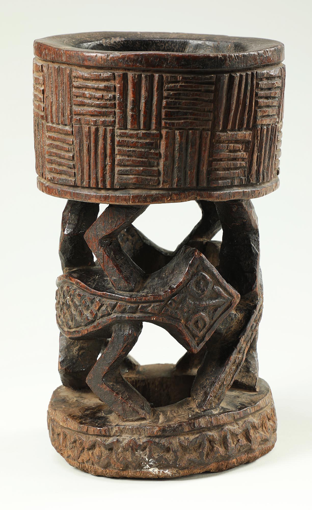 Gut benutzte und geliebte Bamum oder Bafut zeremonielle geschnitzte Holzschale mit durchbrochenem geometrischem Muster von zwei Eidechsen mit geometrischen Köpfen, die sich um die Schale winden.  Band aus geometrischen Formen um den oberen Rand. 
Es
