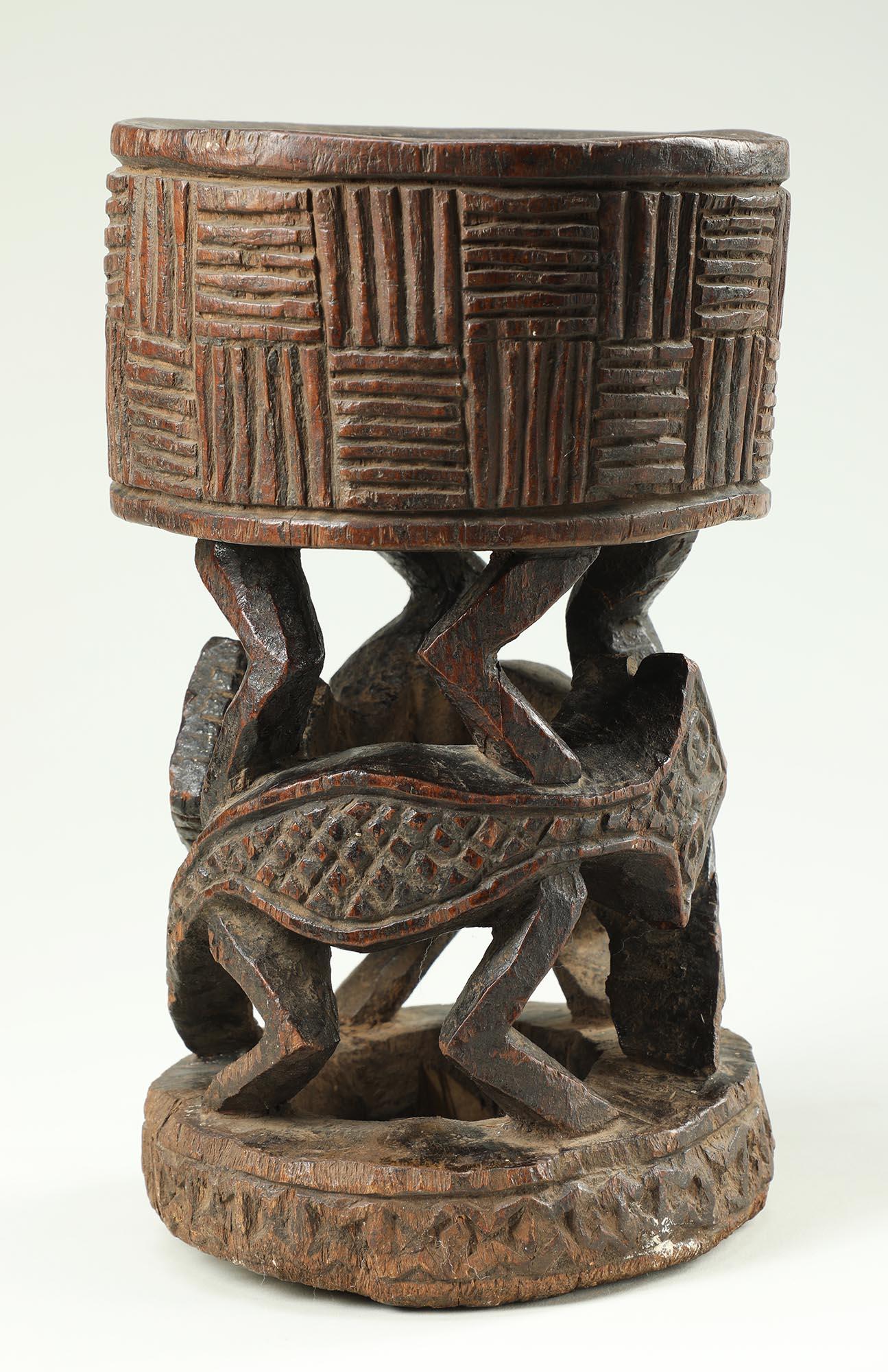 Frühe geschnitzte Zeremonienschale aus Holz Bamum oder Bafut mit Lizards aus Holz, Kamee (Kamerunisch)