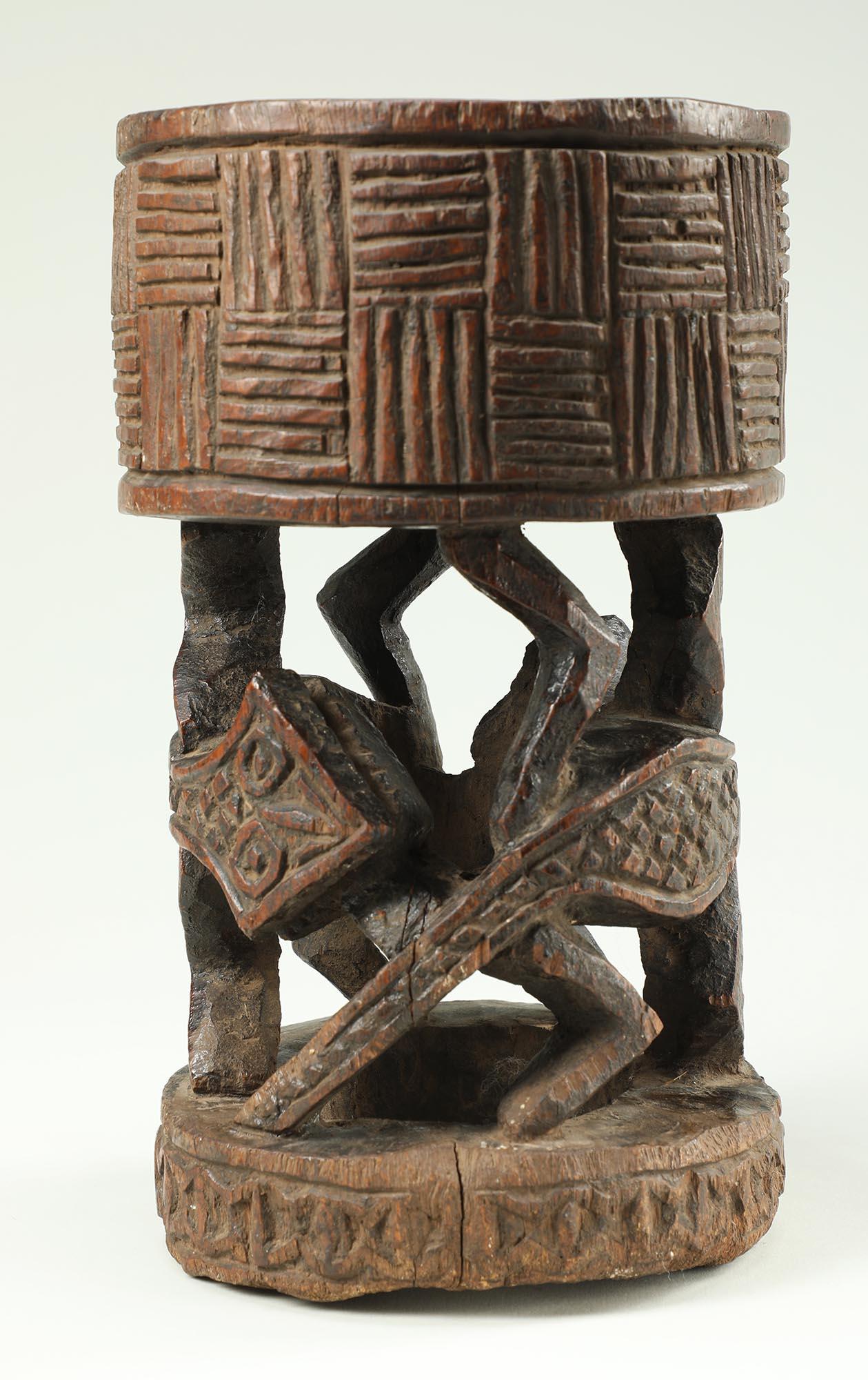 Frühe geschnitzte Zeremonienschale aus Holz Bamum oder Bafut mit Lizards aus Holz, Kamee (Handgeschnitzt)
