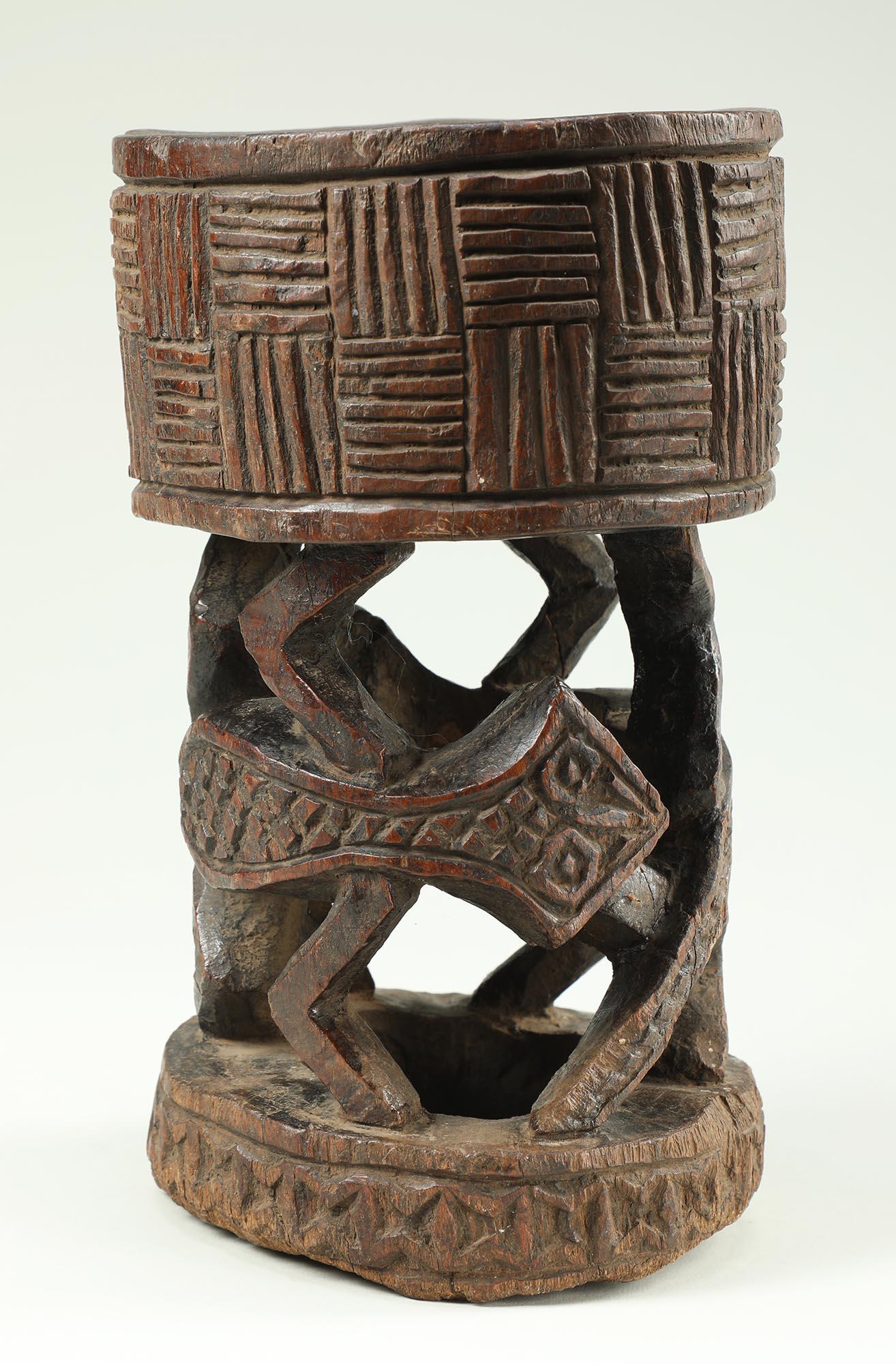 Frühe geschnitzte Zeremonienschale aus Holz Bamum oder Bafut mit Lizards aus Holz, Kamee im Zustand „Starke Gebrauchsspuren“ in Point Richmond, CA