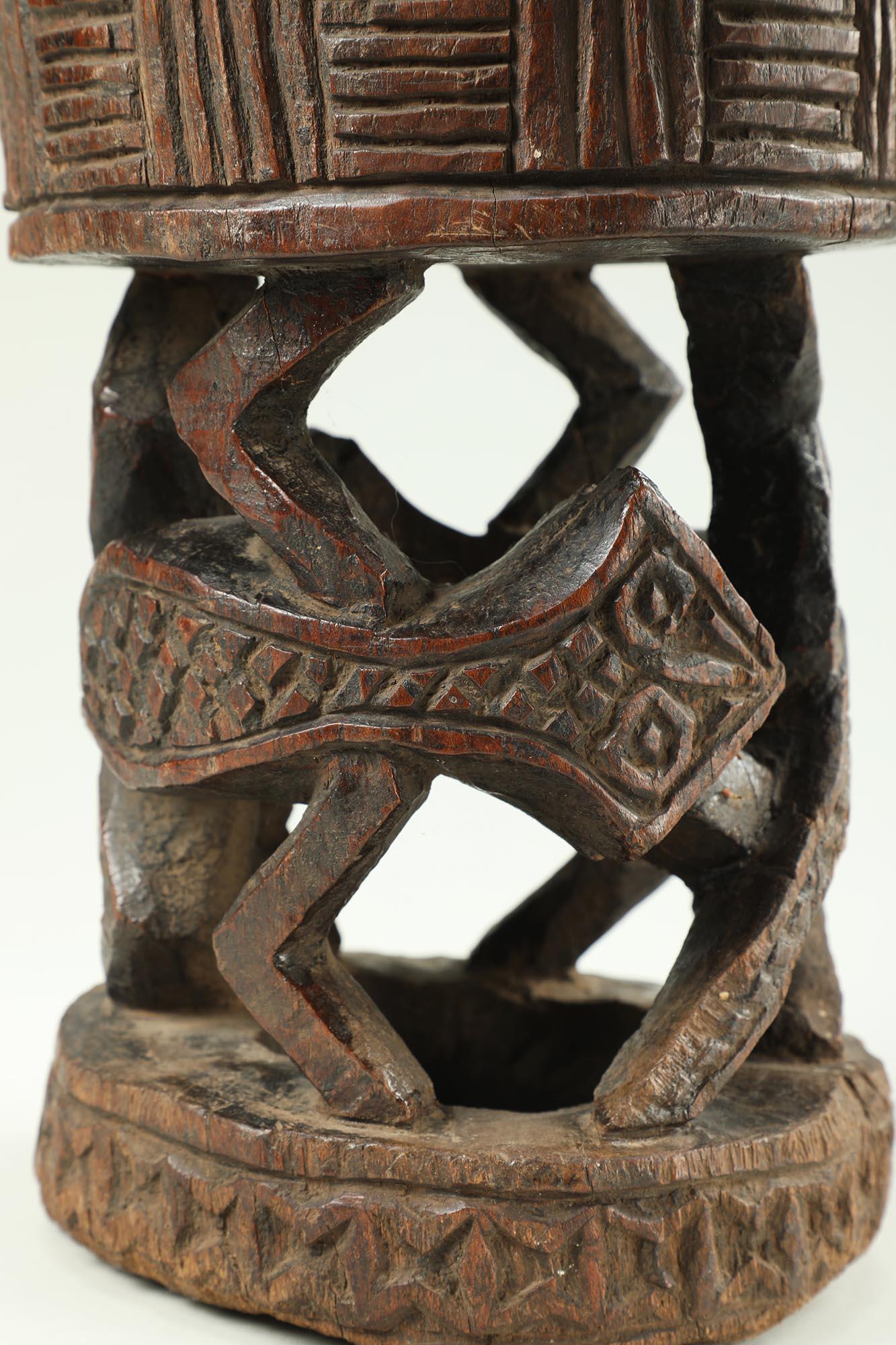 Frühe geschnitzte Zeremonienschale aus Holz Bamum oder Bafut mit Lizards aus Holz, Kamee (20. Jahrhundert)
