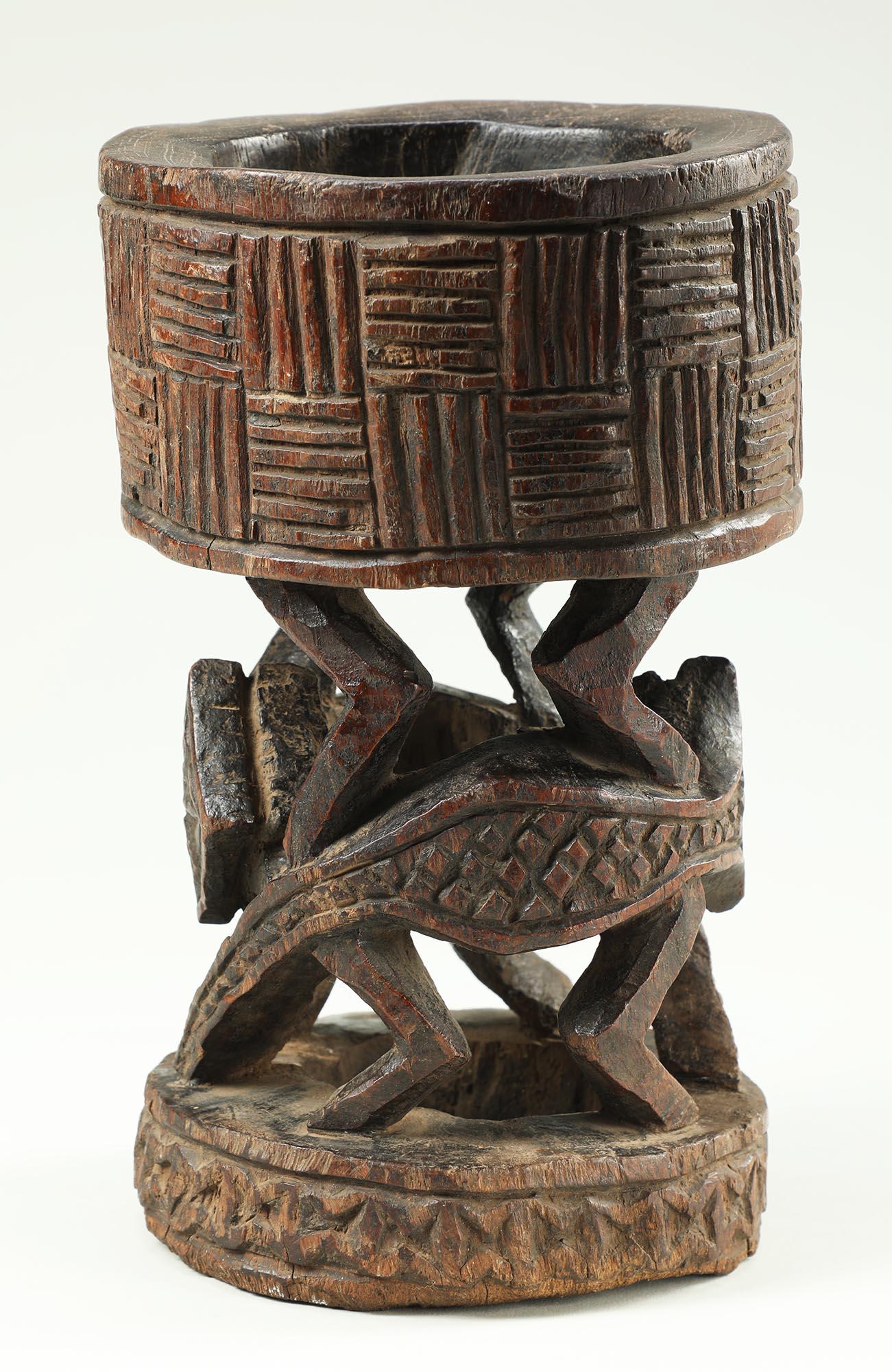 Frühe geschnitzte Zeremonienschale aus Holz Bamum oder Bafut mit Lizards aus Holz, Kamee 1