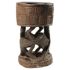 Frühe geschnitzte Zeremonienschale aus Holz Bamum oder Bafut mit Lizards aus Holz, Kamee