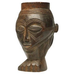 Frühe geschnitzte Kuba-Figurentasse aus Holz, Kongo, Afrika Fuß in Form eines Fußes