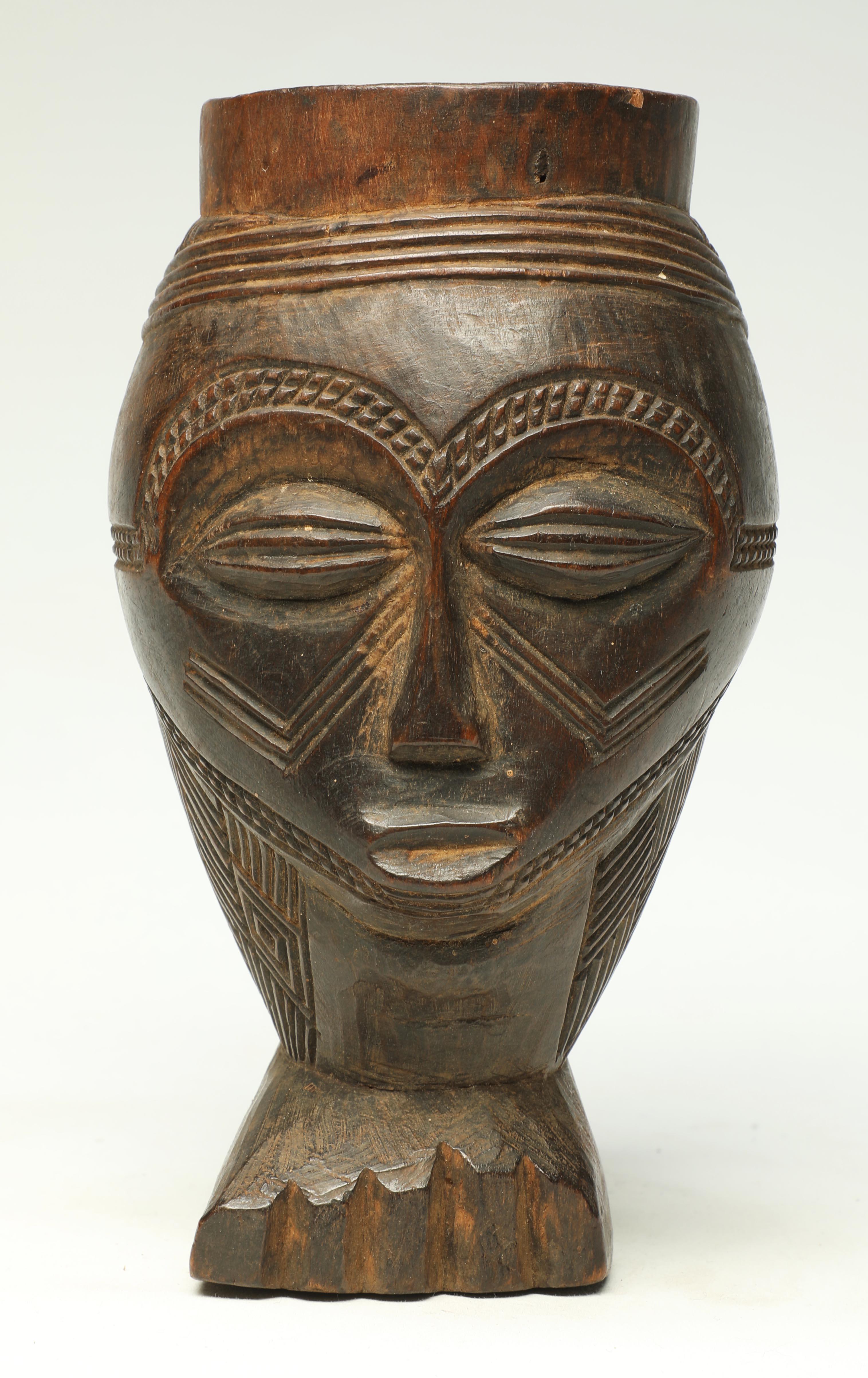 Sculpté à la main Coupe figurative Kuba en bois sculpté précoce, Congo, base en forme de pied en vente