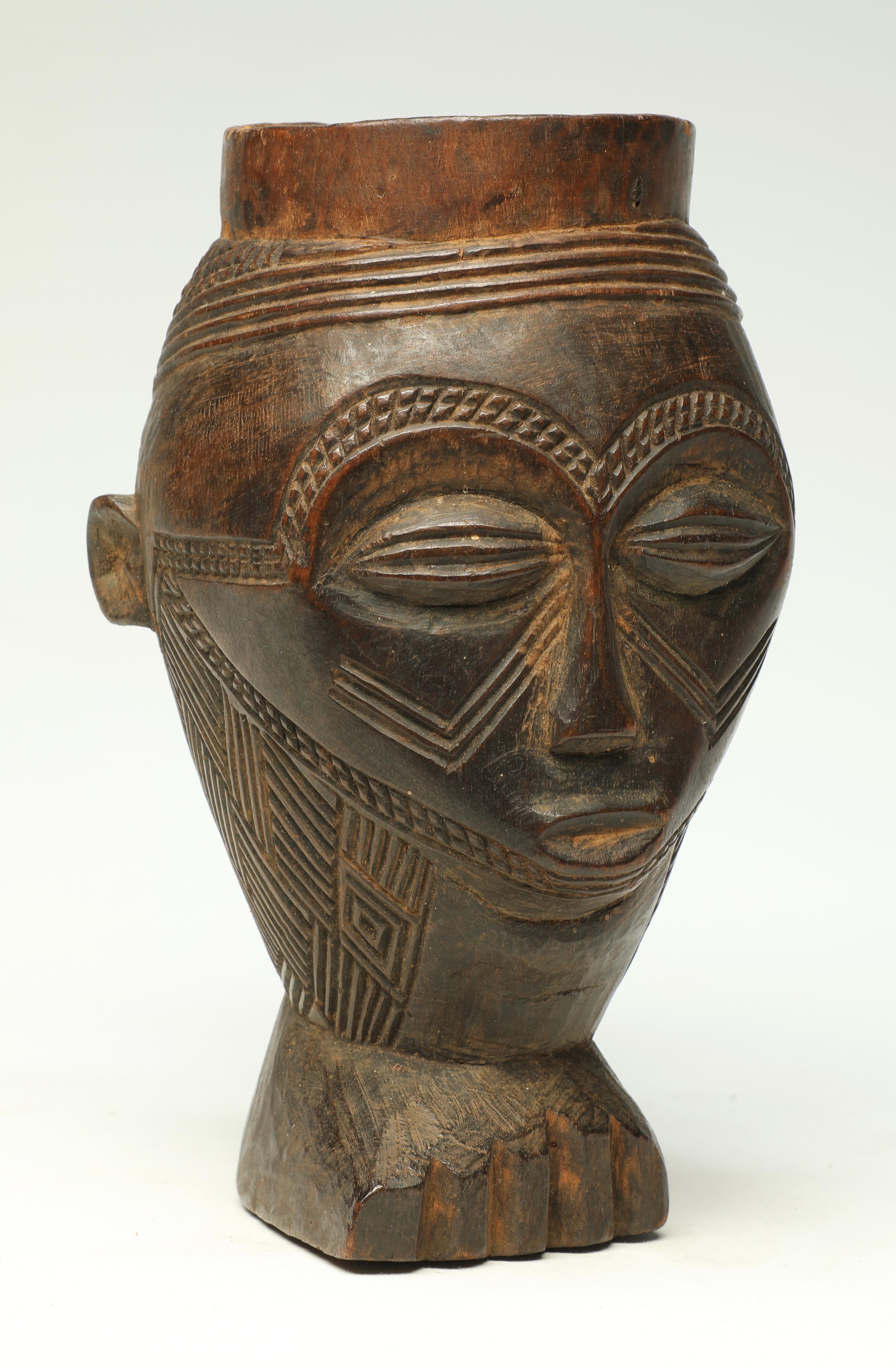 20ième siècle Coupe figurative Kuba en bois sculpté précoce, Congo, base en forme de pied en vente