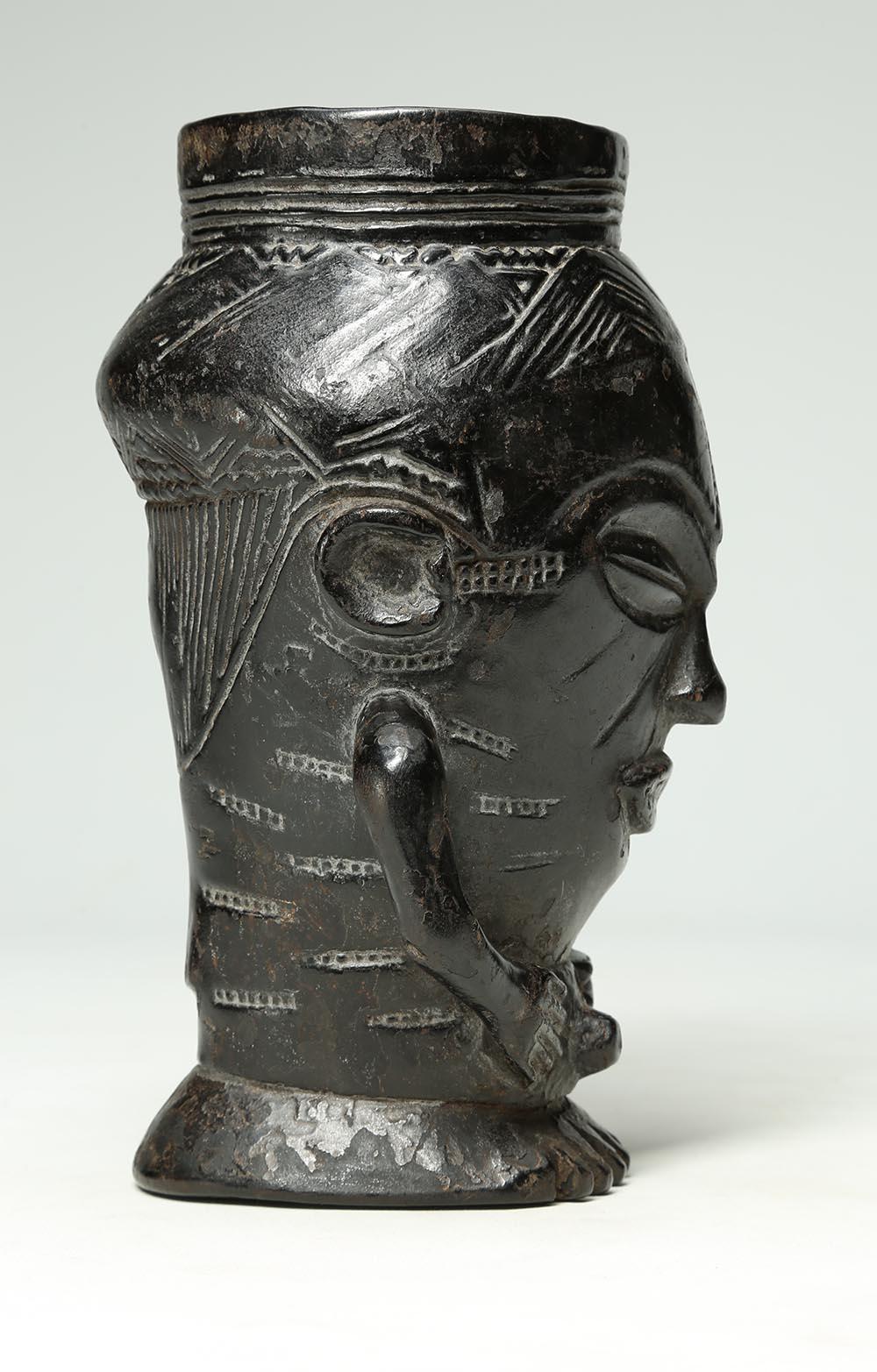 Frühe geschnitzte Wood Tribal Kuba Figurale Tasse, Kongo, Afrika Tiefdunkle Patina (Kongolesisch) im Angebot