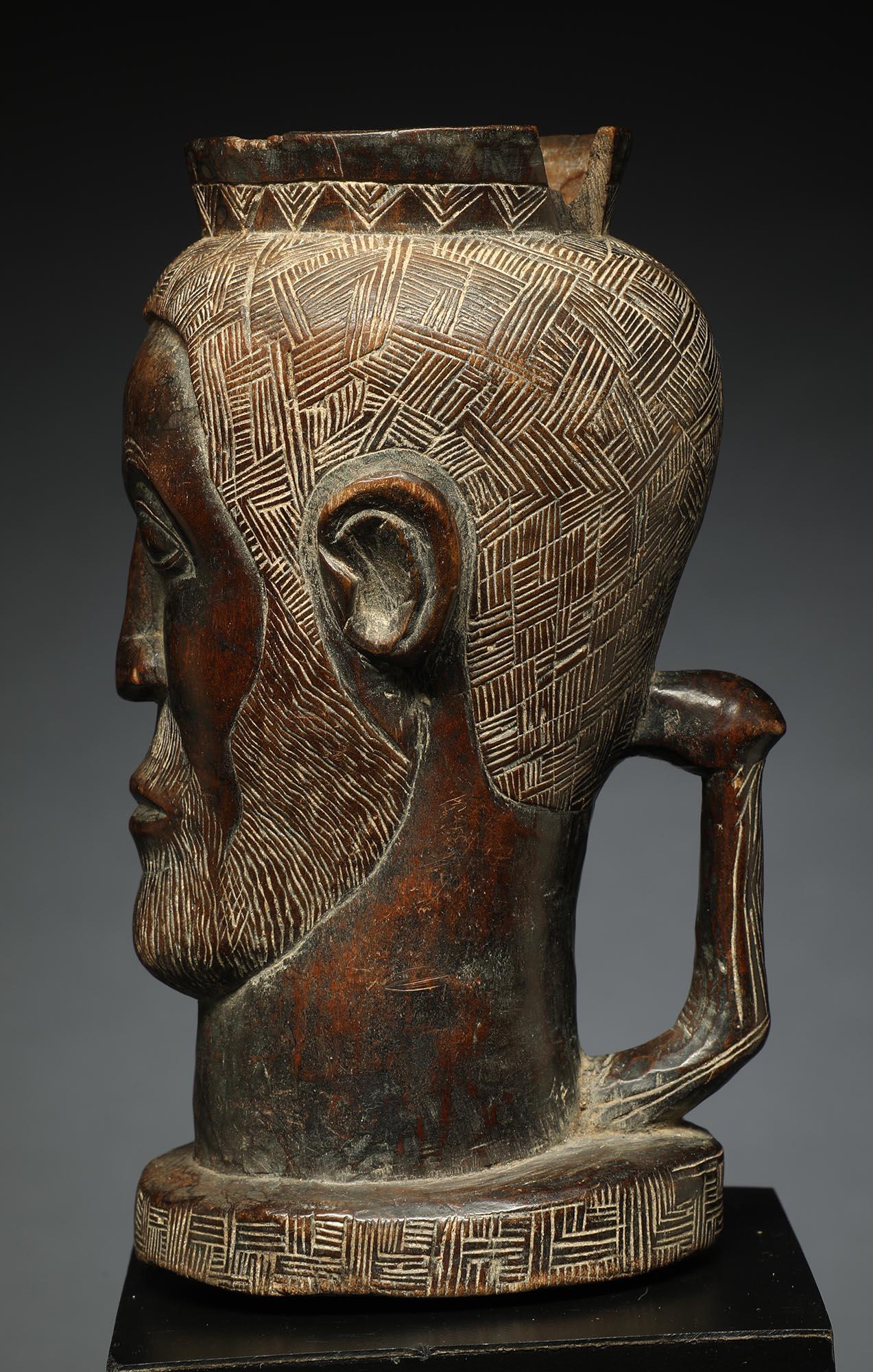 Coupe figurative Kuba tribale en bois sculpté, Congo, Afrique Homme avec barbe en vente 1
