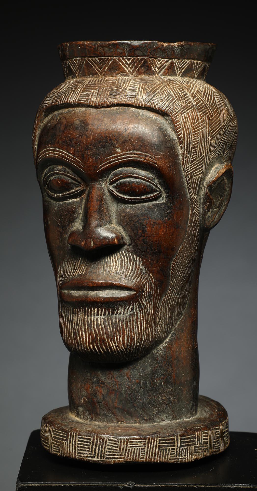 Coupe figurative Kuba tribale en bois sculpté, Congo, Afrique Homme avec barbe en vente 2