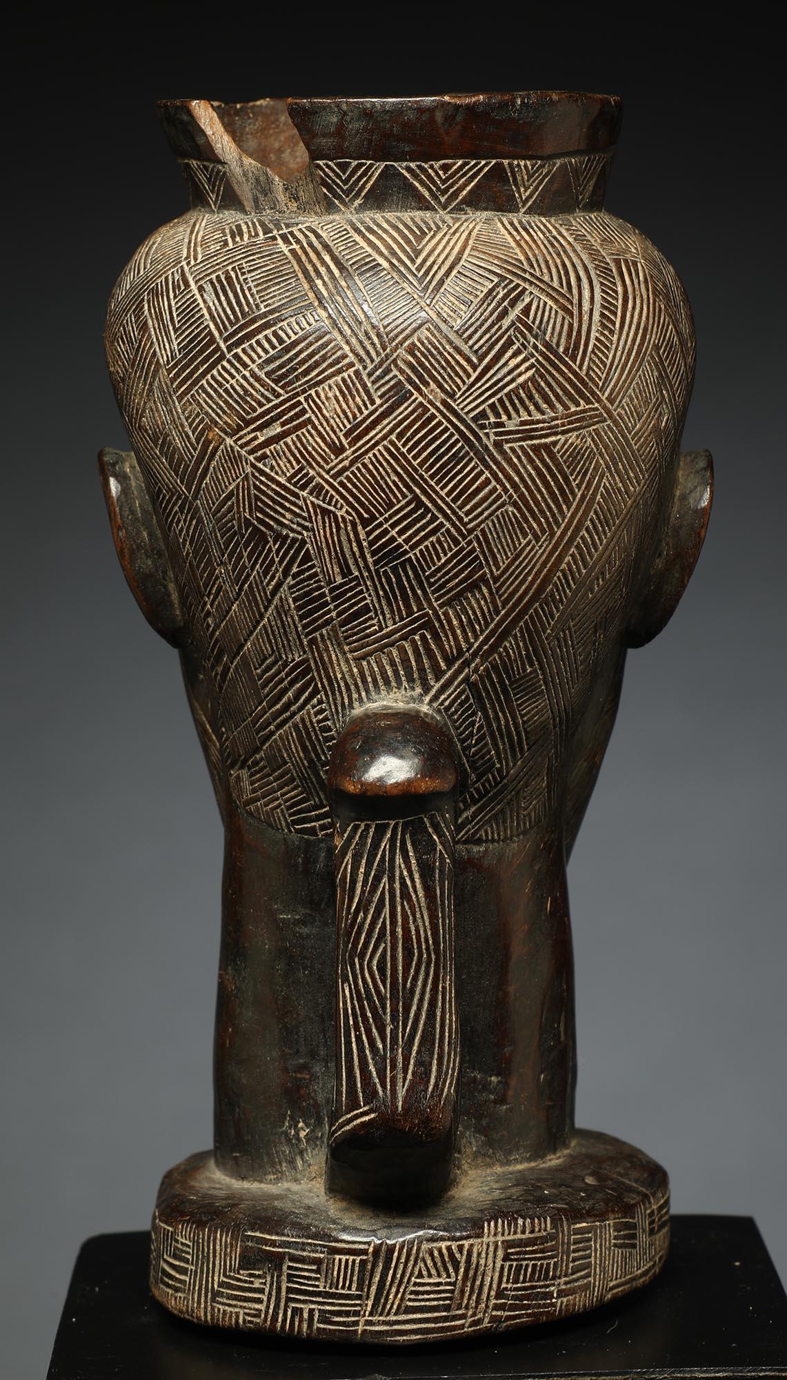 Coupe figurative Kuba tribale en bois sculpté, Congo, Afrique Homme avec barbe en vente 7