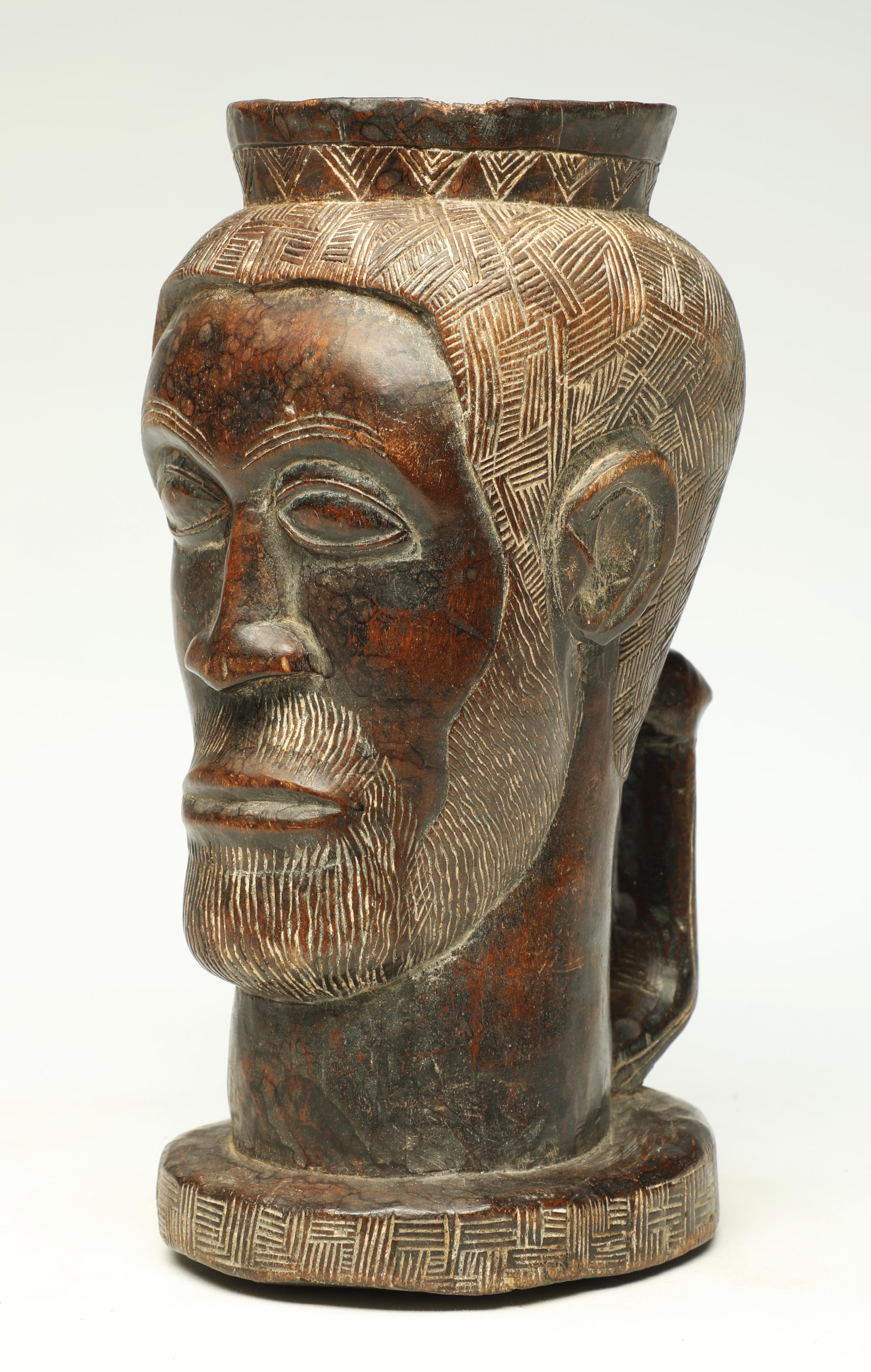 Coupe figurative Kuba tribale en bois sculpté, Congo, Afrique Homme avec barbe Abîmé - En vente à Point Richmond, CA