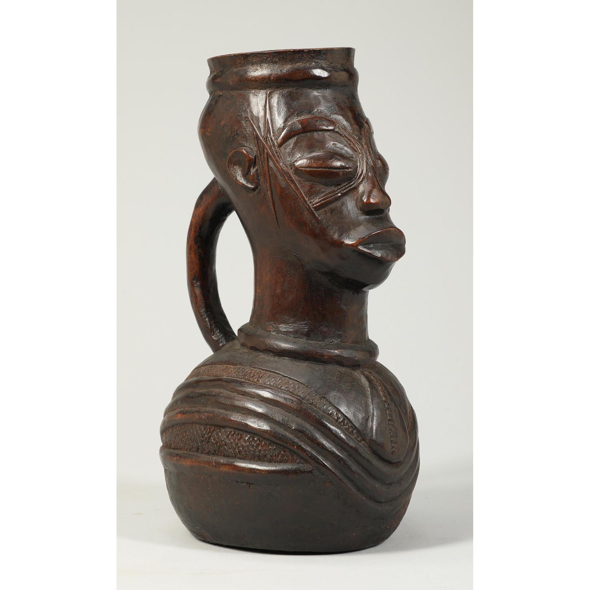 Sculpté à la main Pichet à récipient rituel tribal Mangbetu en bois sculpté précoce Congo Provenance en vente