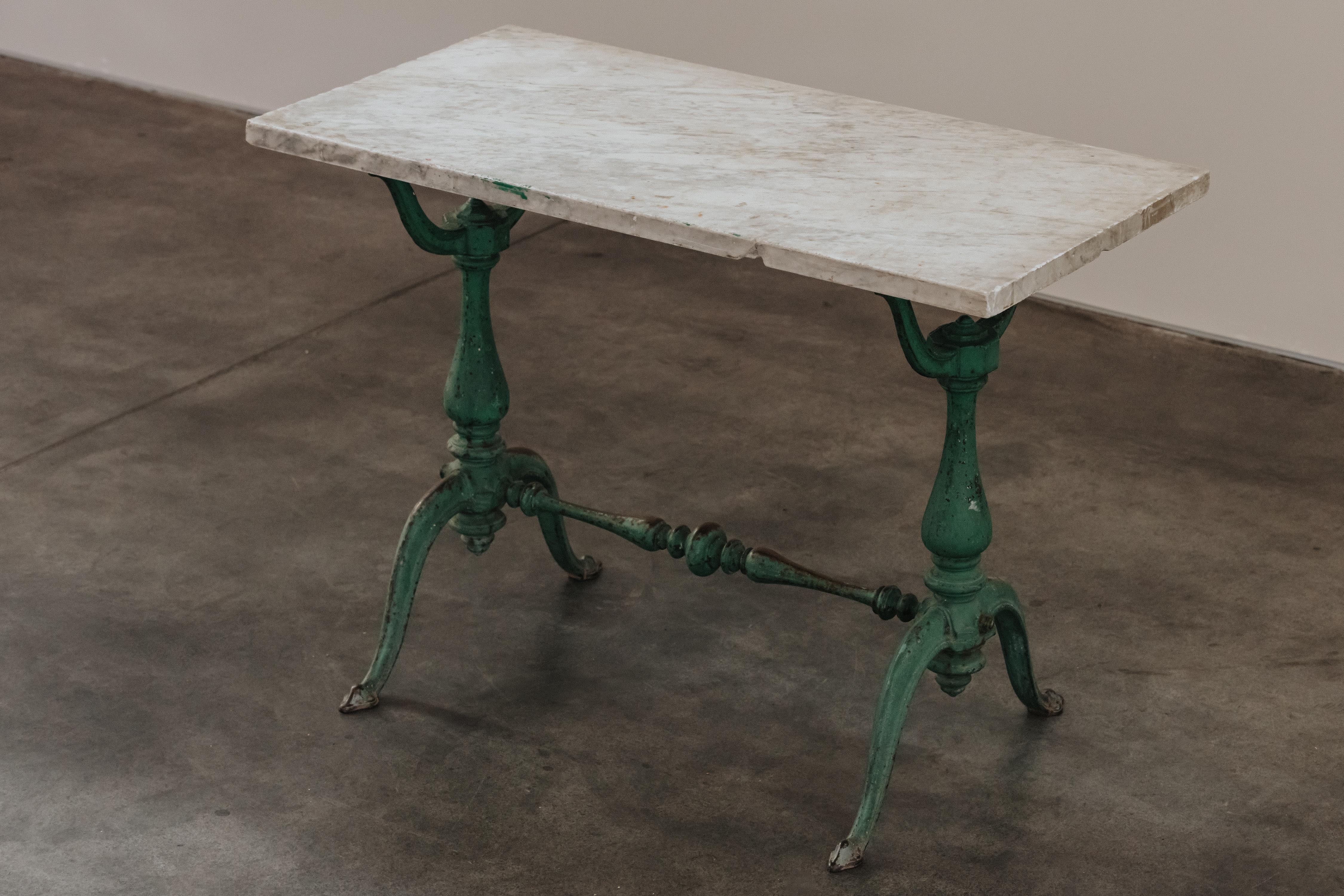 Mesa de jardín de hierro fundido procedente de Francia, circa 1880.  Sólida base de hierro fundido con bonita pintura verde original.  