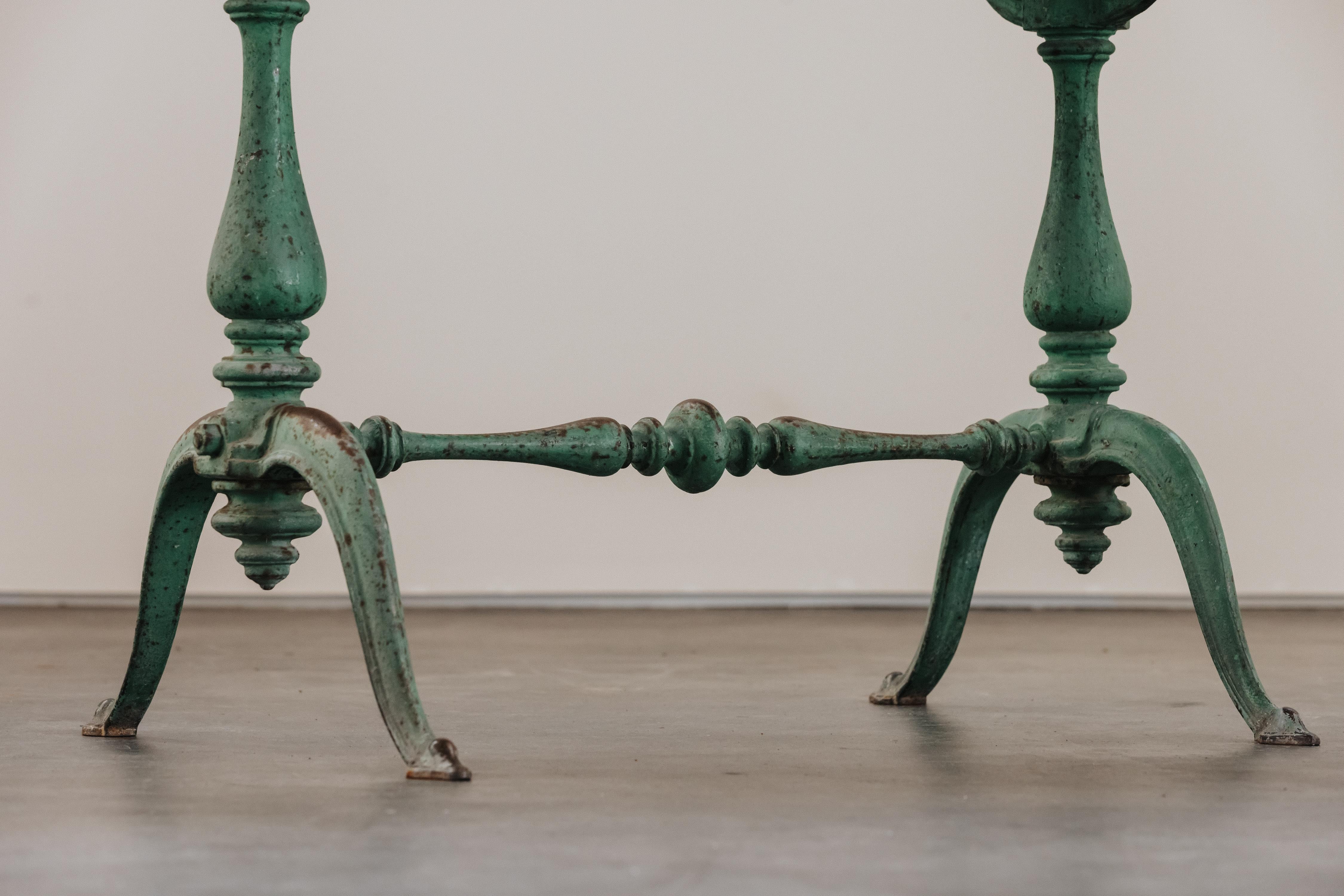 Mesa de jardín de hierro fundido procedente de Francia, circa 1880 Mármol en venta