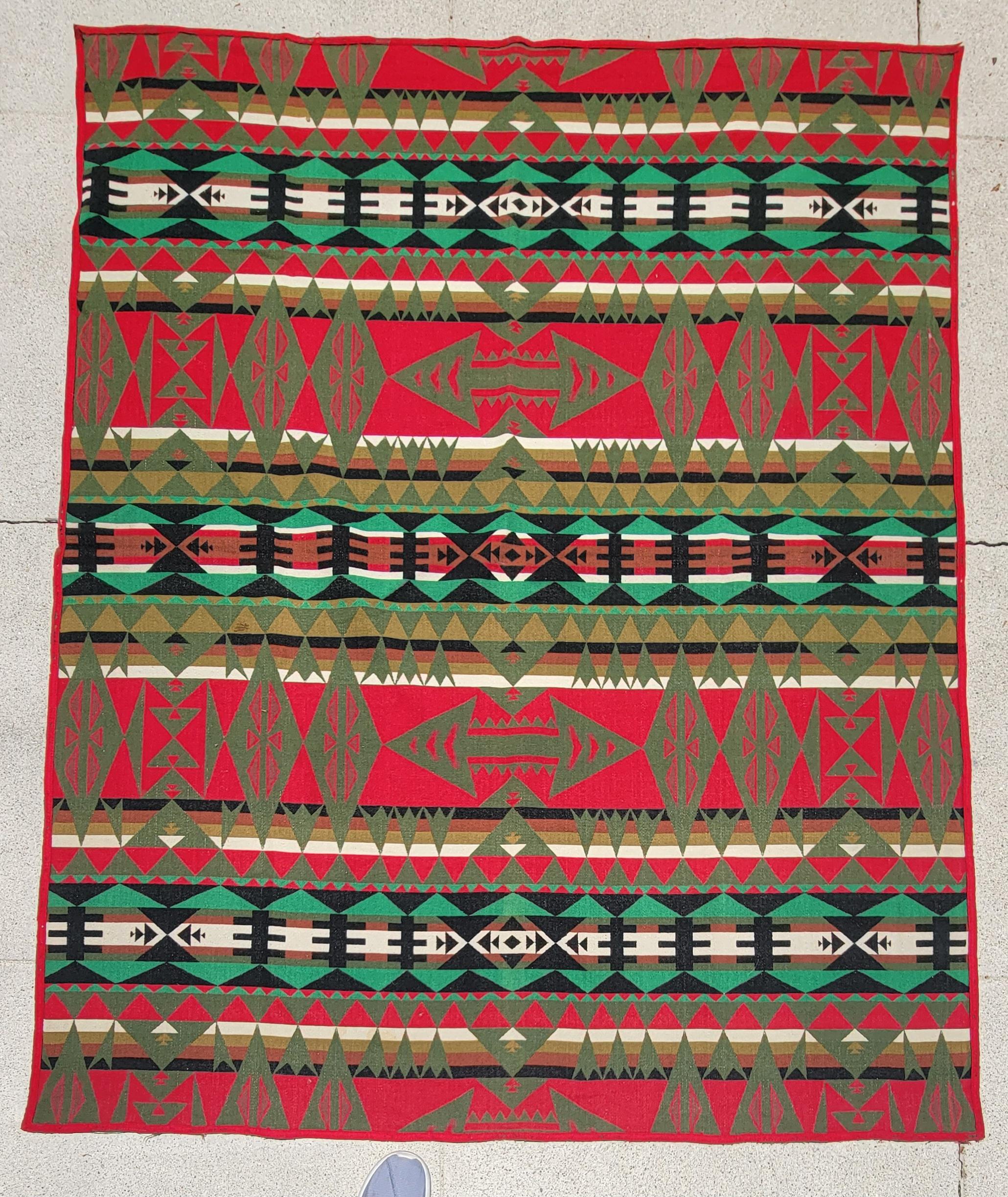 Rara coperta da campo di Pendleton / Cayuse in lana con disegno indiano in ottime condizioni. Questa coperta ha colori e motivi incredibili. Un'ottima aggiunta a qualsiasi collezione indiana.