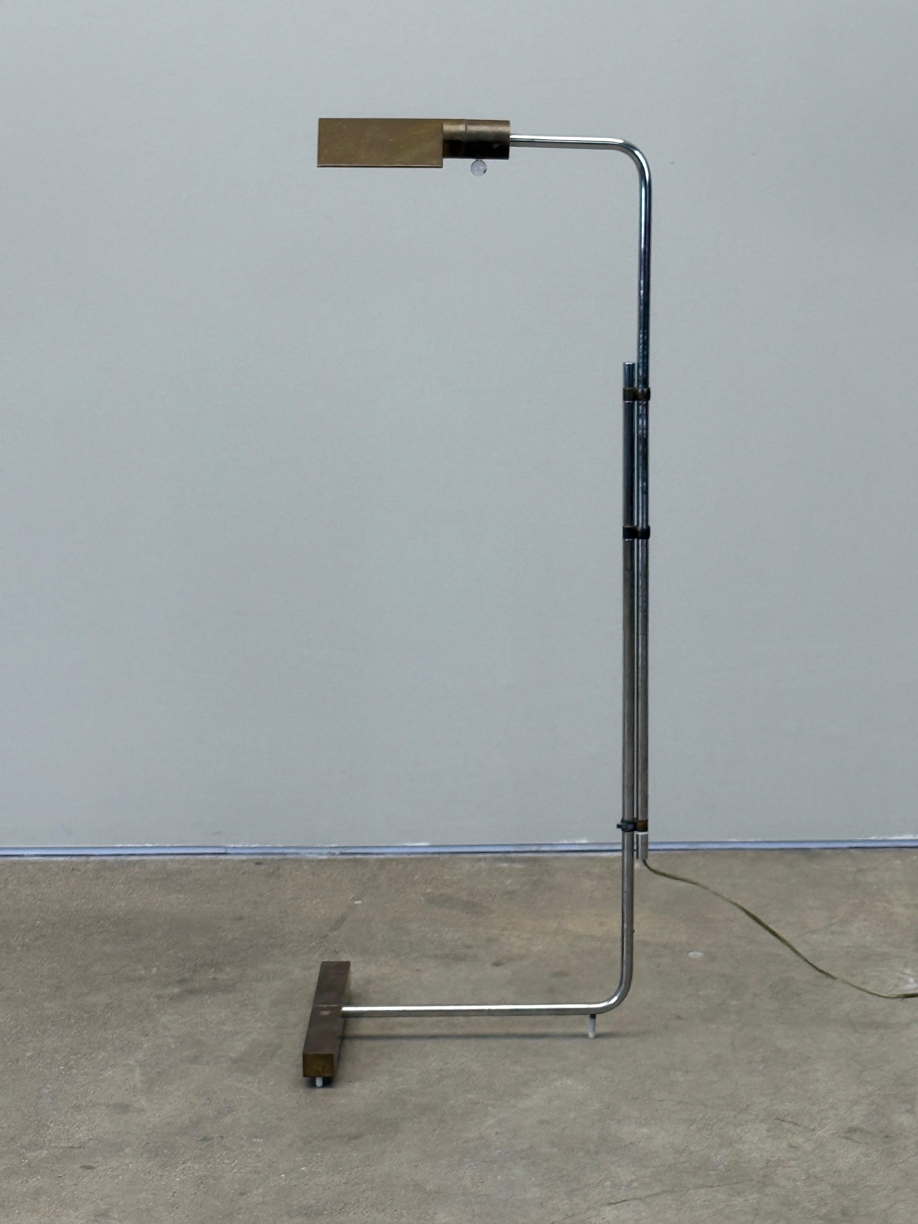 Una prima lampada da terra ad altezza regolabile con cappuccio rotante di Cedric Hartman. Cromo e ottone con una bella patina. Altezza massima 49