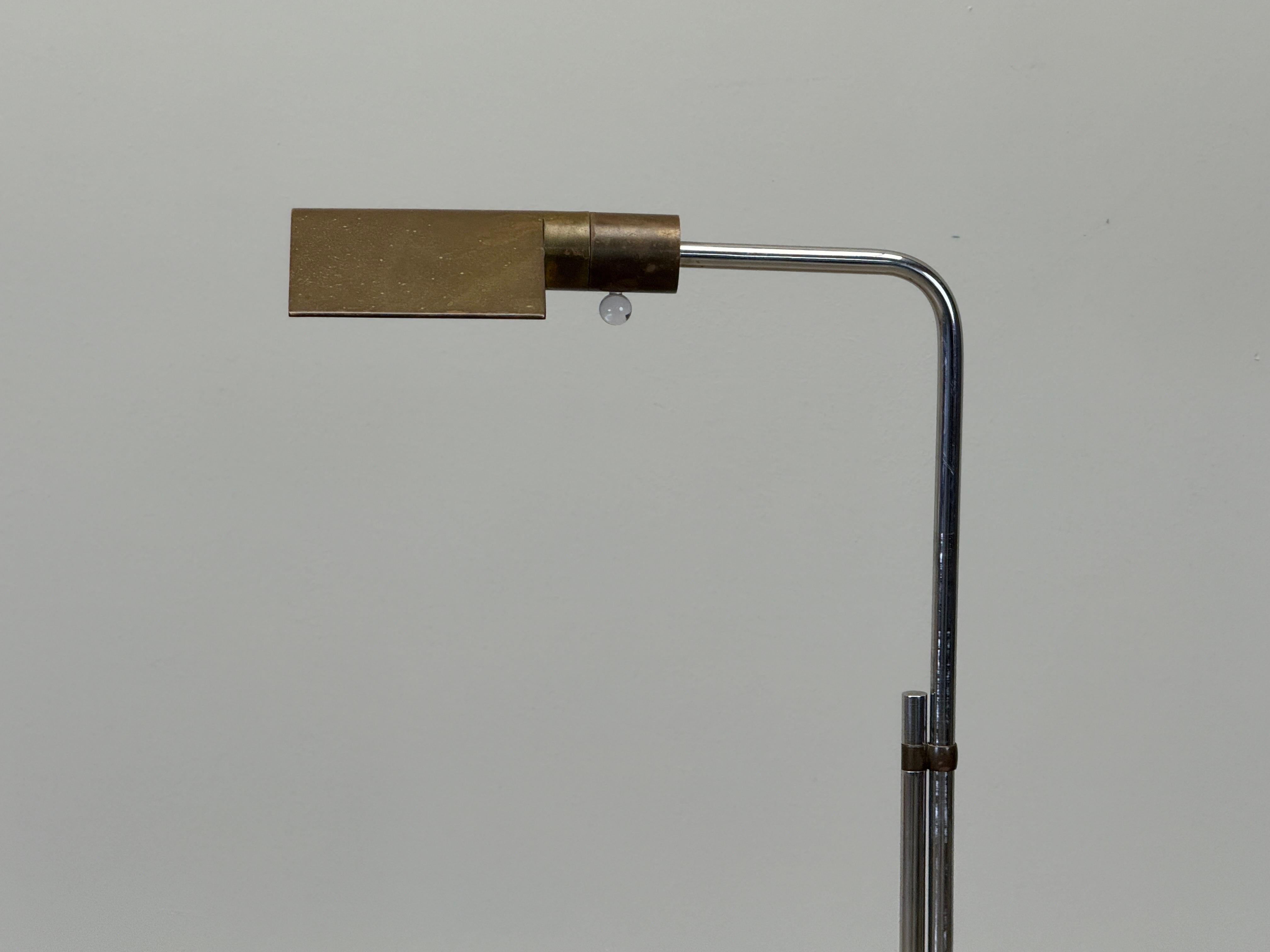 Metà XX secolo Lampada da terra in ottone e cromo di Cedric Hartman, prima età in vendita