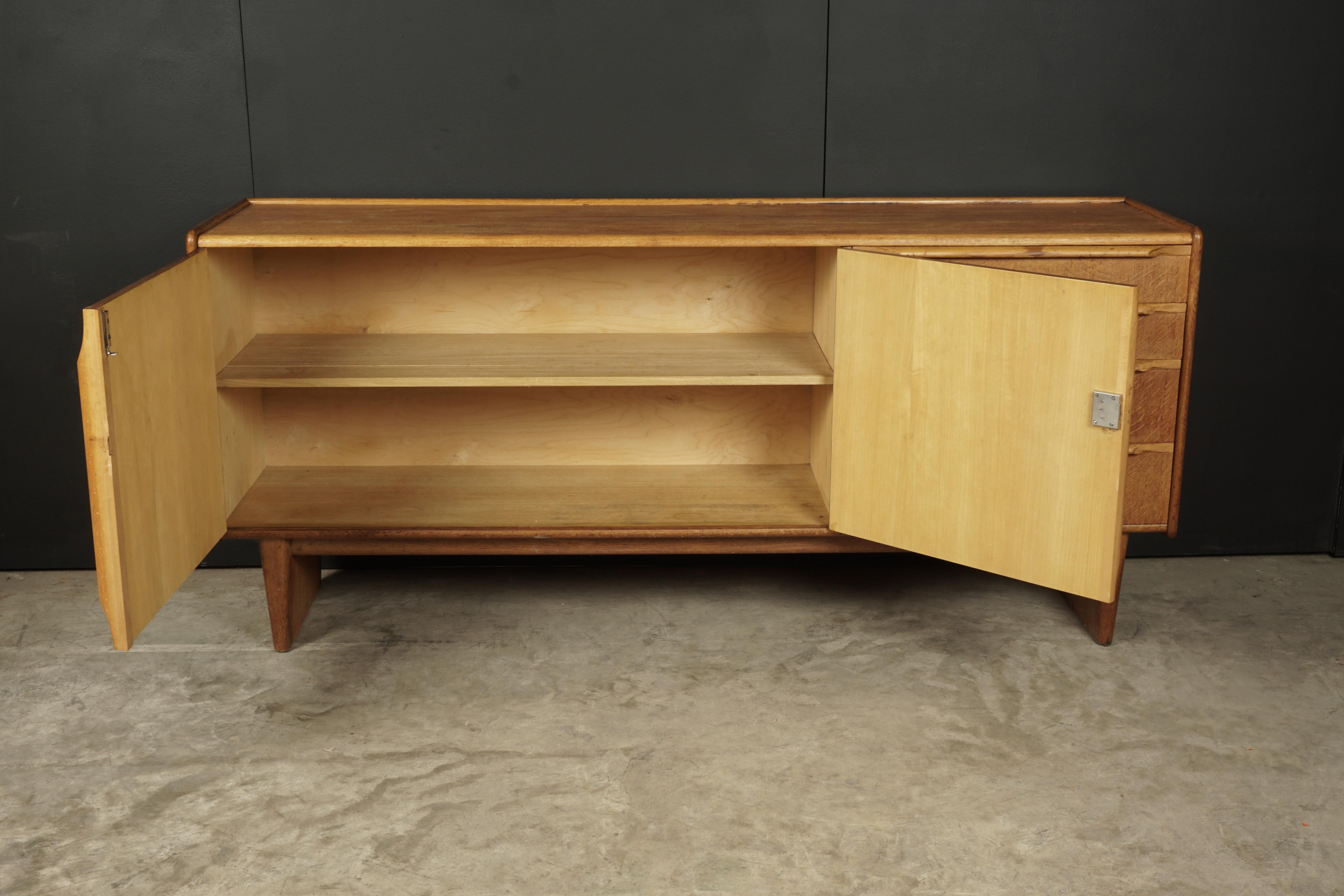 Early Cees Braakman sideboard in oak, circa 1960. Rare model in solid oak construction. Manufactured for Pastoe, Netherlands. Key included.
