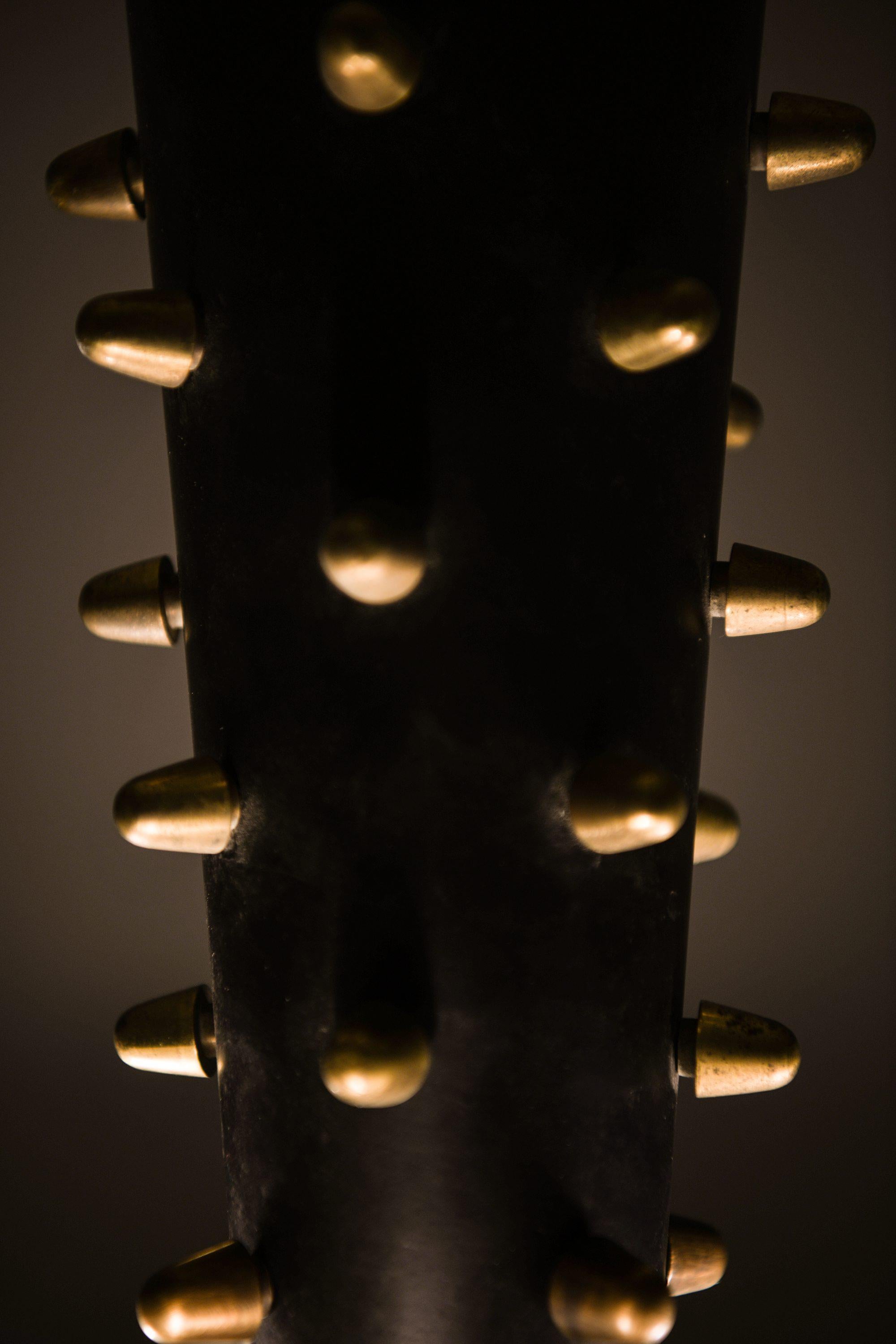 Plafonnier ancien en métal noir, verre opalin et laiton par Paavo Tynell, années 1940 en vente 3