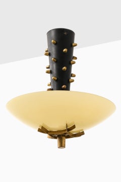 Lampada da soffitto in metallo nero, vetro opalino e ottone di Paavo Tynell, anni '40