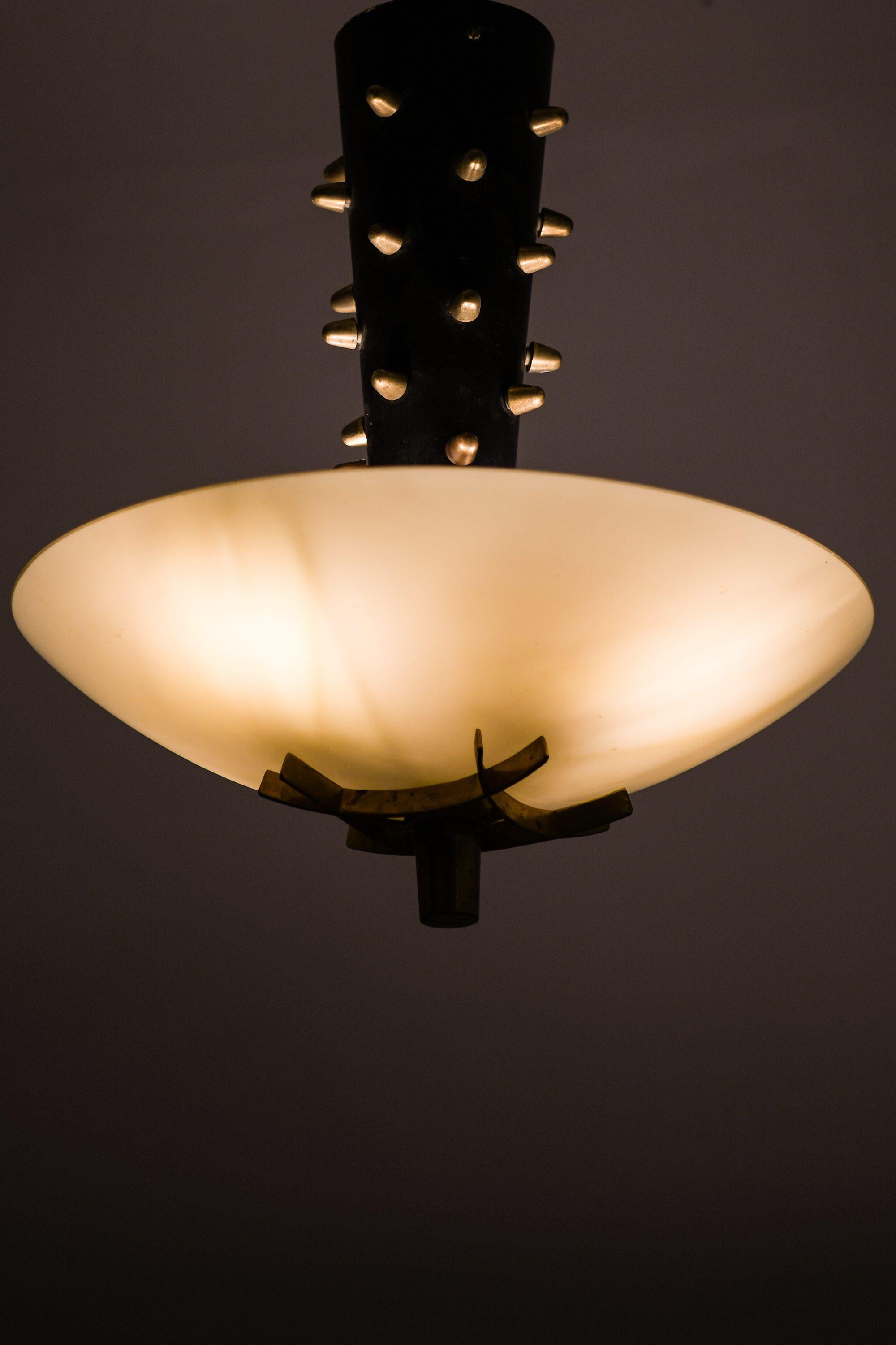Mid-Century Modern Plafonnier ancien en métal noir, verre opalin et laiton par Paavo Tynell, années 1940 en vente