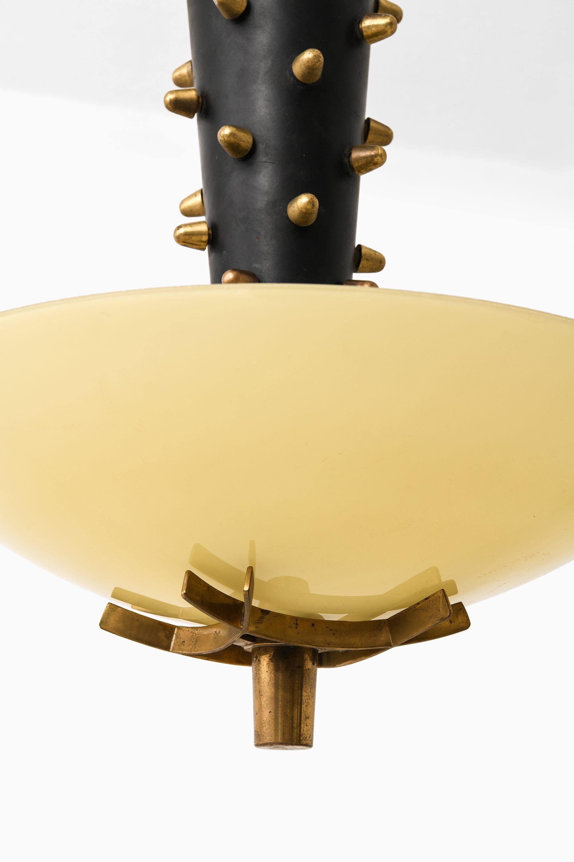Finlandais Plafonnier ancien en métal noir, verre opalin et laiton par Paavo Tynell, années 1940 en vente