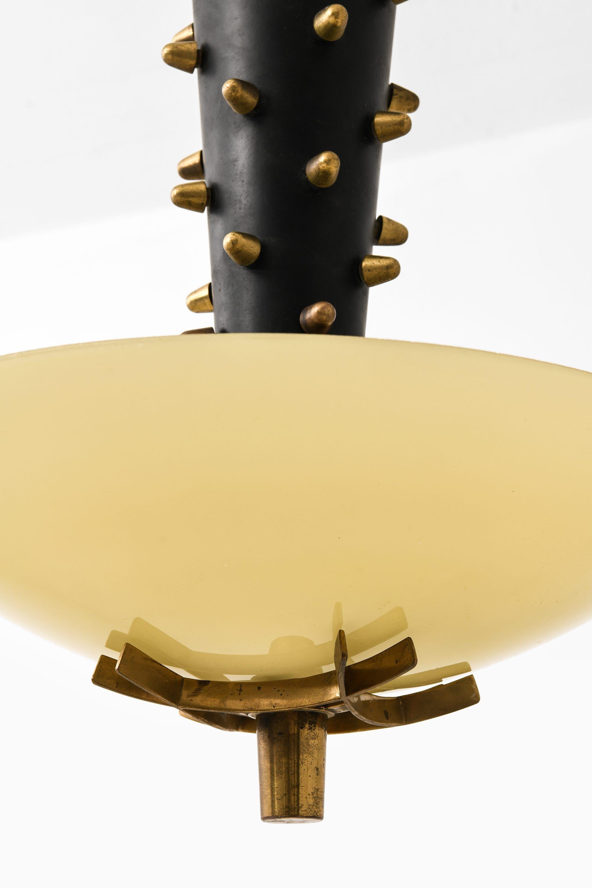 20ième siècle Plafonnier ancien en métal noir, verre opalin et laiton par Paavo Tynell, années 1940 en vente