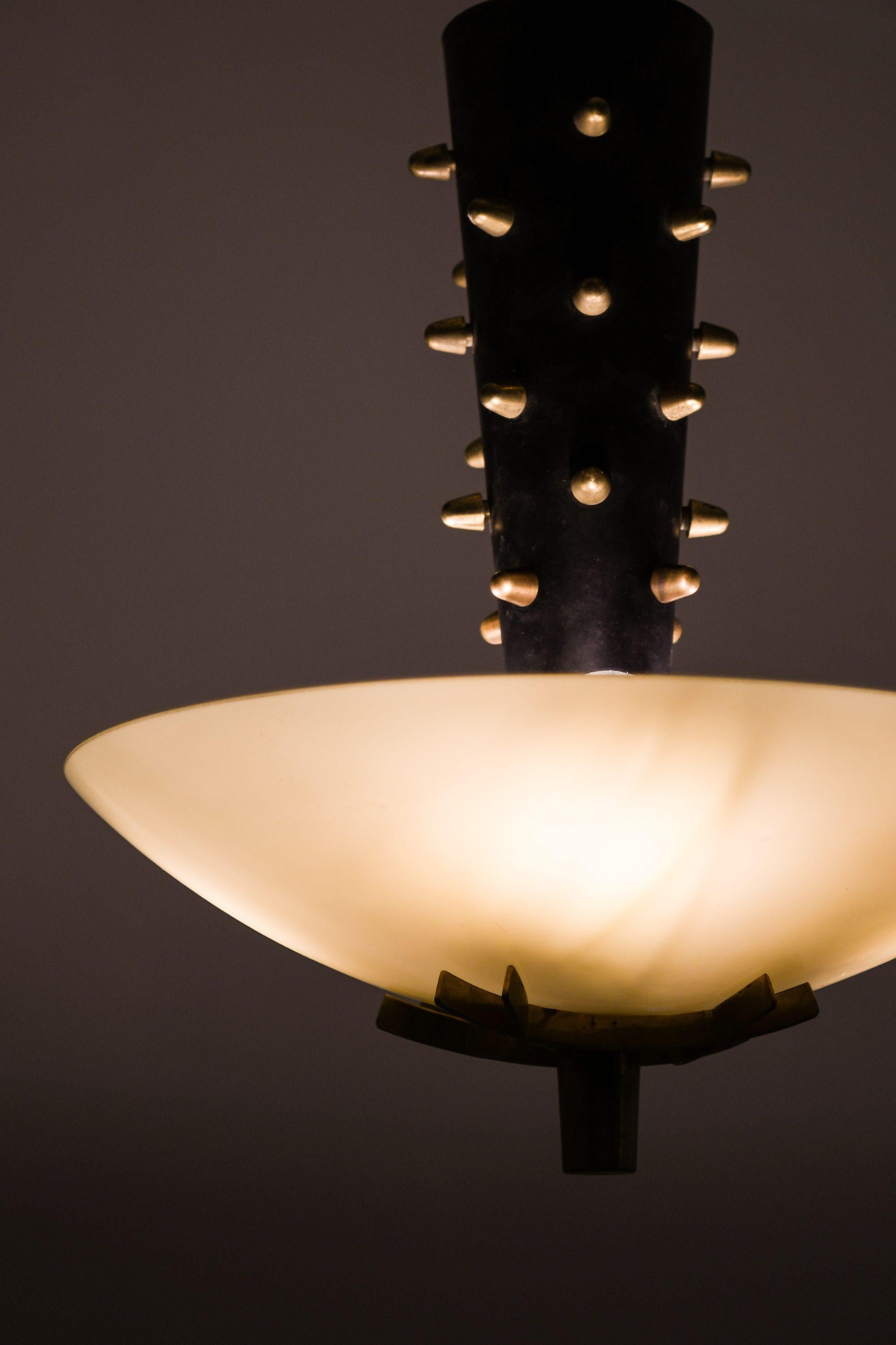 Plafonnier ancien en métal noir, verre opalin et laiton par Paavo Tynell, années 1940 en vente 1