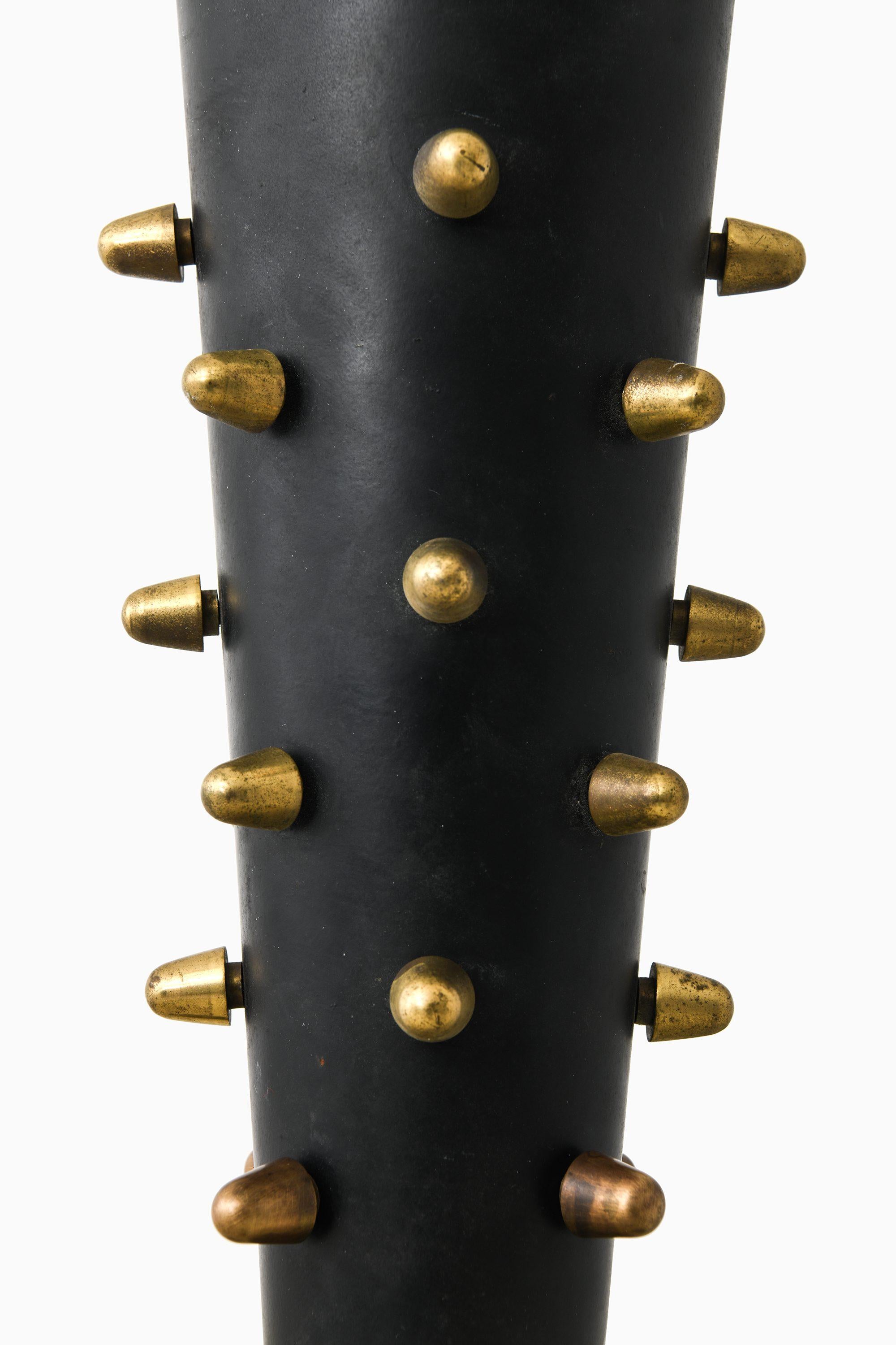Plafonnier ancien en métal noir, verre opalin et laiton par Paavo Tynell, années 1940 en vente 2