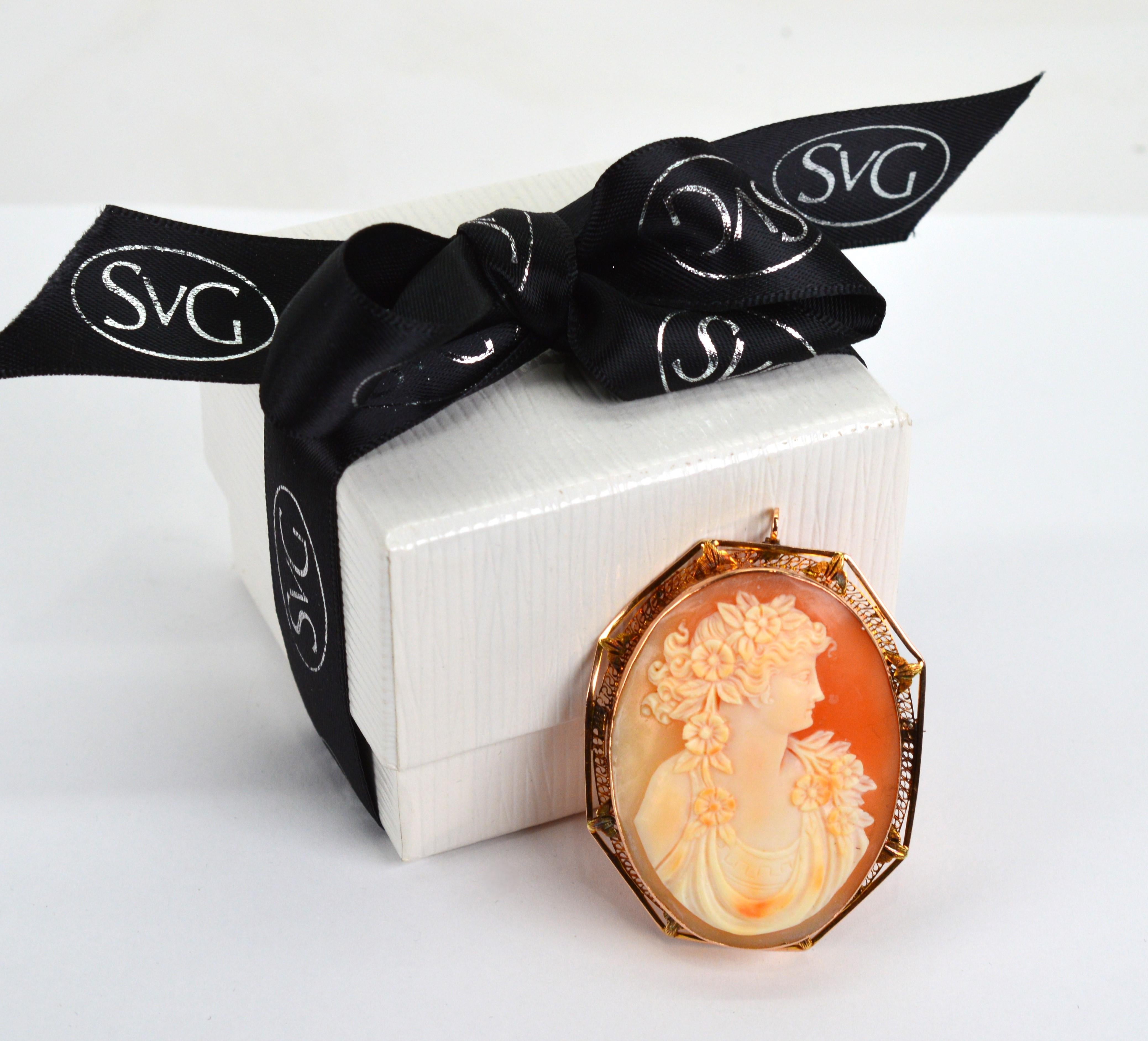 Early Century Antique Cameo Brooch Pendant w 12 Karat Yellow Gold Frame For Sale 3